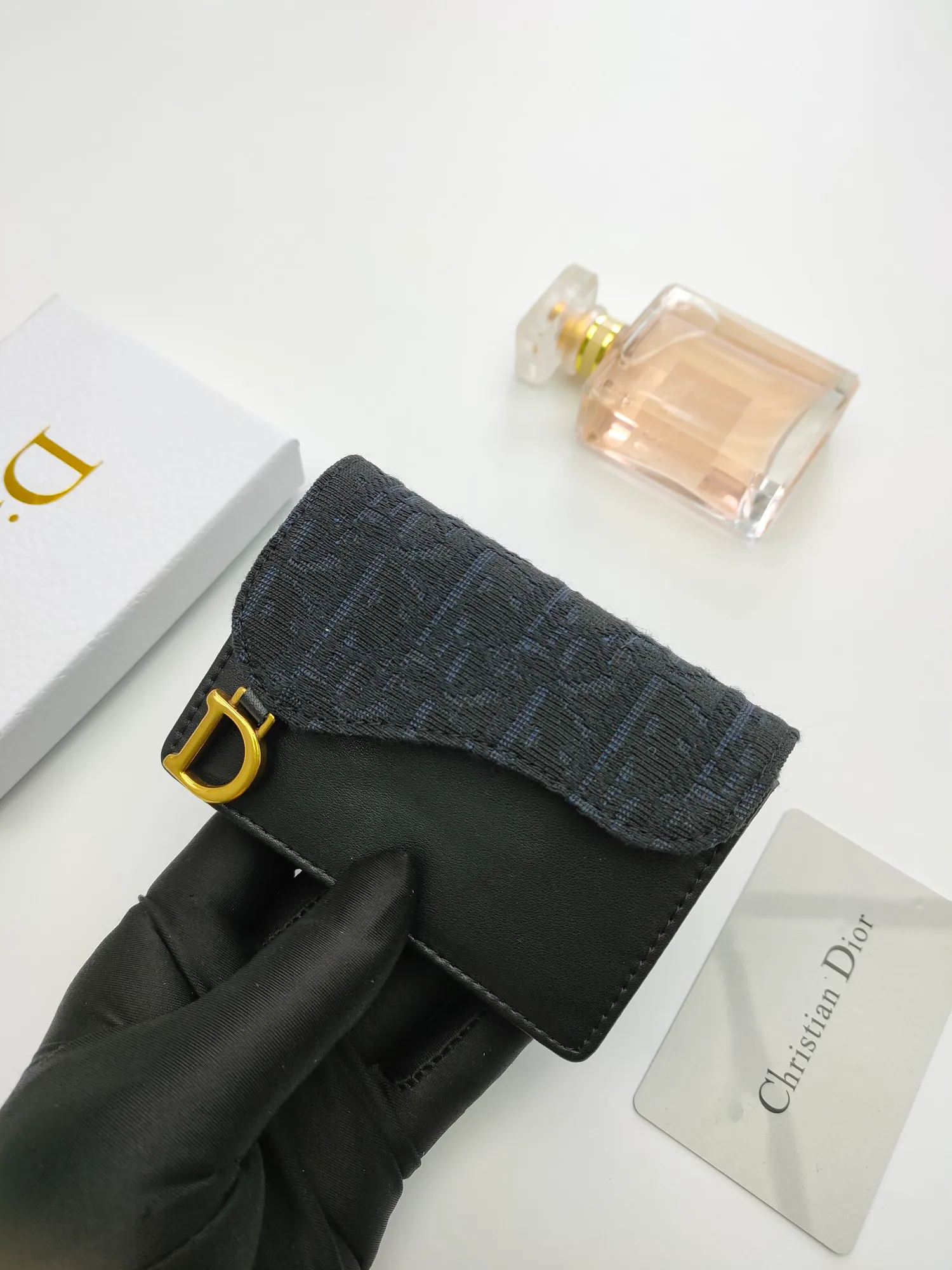 ￥110🌹This Dior saddle flip card holder is practical and compact👍🏻It can replace the traditional saddle wallet🎉Made of Dior Oblique printed fabric with sheepskin. It is made with exquisite craftsmanship and is durable❤️It has a spacious main compartment with 2 patch pockets and 2 card slots, which can store cash, bills and cards. Can be paired with other pieces from the saddle collection for an elegant look. Style number: S5611 Size: 11*7.5*2.5cm