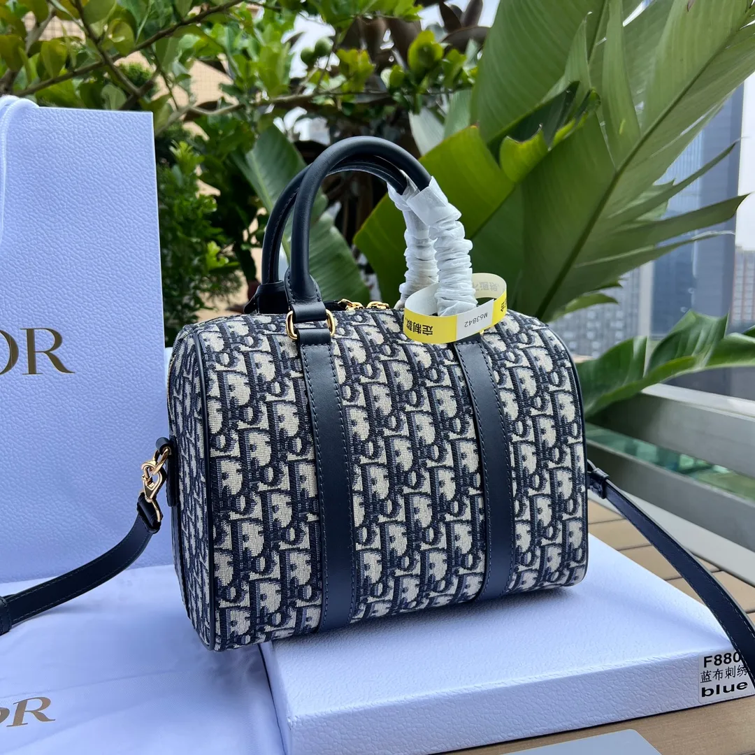 Top upgraded version 💰1600 Size: 25×19×16cm Dior’s overseas channel resources exclusively provide Boston 25cm handbag❗️ This Dior Groove 25 handbag is a new product in the 2024 winter ready-to-wear series. Designed by Maria Grazia Chiuri, it is elegant and fashionable. Crafted from blue Oblique print fabric, the leather key pouch is uniquely embellished with the Christian Dior 💰aris signature and embellished with gold-finished stars. The zippered padlock opens with a key, and the spacious compartments feature a slip pocket and a zippered pocket for everyday essentials. Featuring a leather top handle and adjustable and removable shoulder strap, it can be worn by hand, over the shoulder or cross-body, making it the ideal bag for everyday looks.