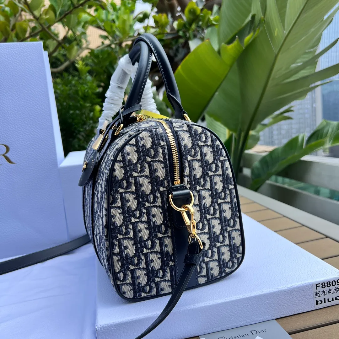 Top upgraded version 💰1600 Size: 25×19×16cm Dior’s overseas channel resources exclusively provide Boston 25cm handbag❗️ This Dior Groove 25 handbag is a new product in the 2024 winter ready-to-wear series. Designed by Maria Grazia Chiuri, it is elegant and fashionable. Crafted from blue Oblique print fabric, the leather key pouch is uniquely embellished with the Christian Dior 💰aris signature and embellished with gold-finished stars. The zippered padlock opens with a key, and the spacious compartments feature a slip pocket and a zippered pocket for everyday essentials. Featuring a leather top handle and adjustable and removable shoulder strap, it can be worn by hand, over the shoulder or cross-body, making it the ideal bag for everyday looks.