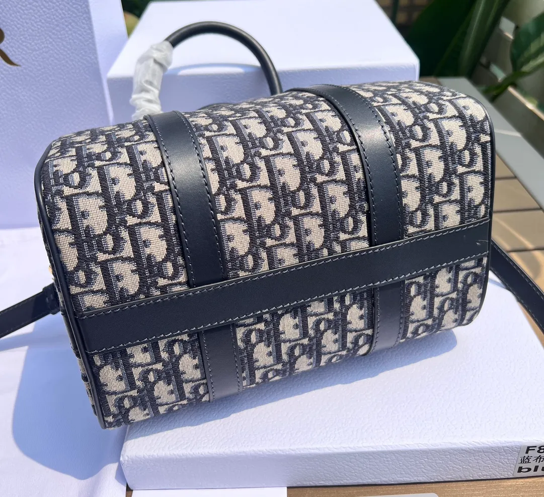 Top upgraded version 💰1600 Size: 25×19×16cm Dior’s overseas channel resources exclusively provide Boston 25cm handbag❗️ This Dior Groove 25 handbag is a new product in the 2024 winter ready-to-wear series. Designed by Maria Grazia Chiuri, it is elegant and fashionable. Crafted from blue Oblique print fabric, the leather key pouch is uniquely embellished with the Christian Dior 💰aris signature and embellished with gold-finished stars. The zippered padlock opens with a key, and the spacious compartments feature a slip pocket and a zippered pocket for everyday essentials. Featuring a leather top handle and adjustable and removable shoulder strap, it can be worn by hand, over the shoulder or cross-body, making it the ideal bag for everyday looks.