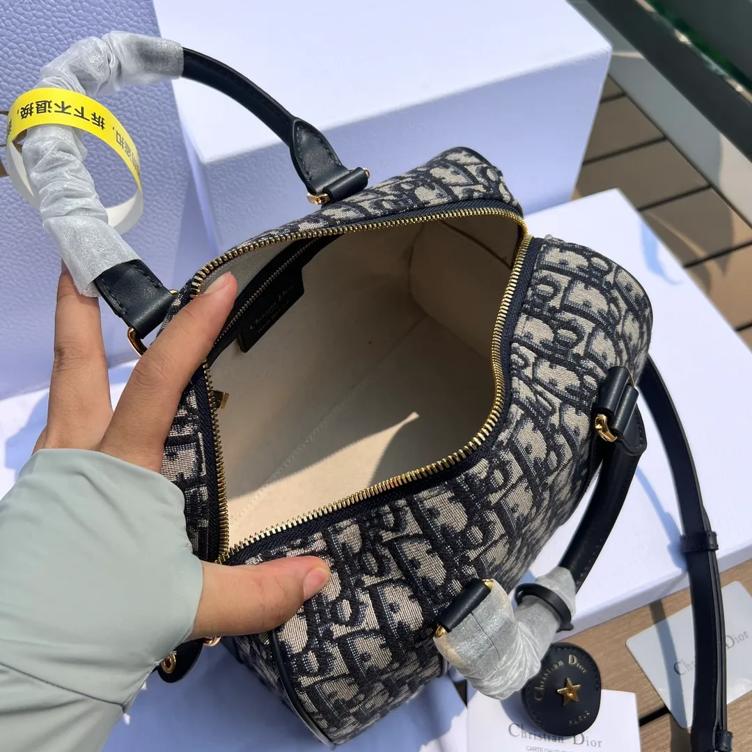 Top upgraded version 💰1600 Size: 25×19×16cm Dior’s overseas channel resources exclusively provide Boston 25cm handbag❗️ This Dior Groove 25 handbag is a new product in the 2024 winter ready-to-wear series. Designed by Maria Grazia Chiuri, it is elegant and fashionable. Crafted from blue Oblique print fabric, the leather key pouch is uniquely embellished with the Christian Dior 💰aris signature and embellished with gold-finished stars. The zippered padlock opens with a key, and the spacious compartments feature a slip pocket and a zippered pocket for everyday essentials. Featuring a leather top handle and adjustable and removable shoulder strap, it can be worn by hand, over the shoulder or cross-body, making it the ideal bag for everyday looks.