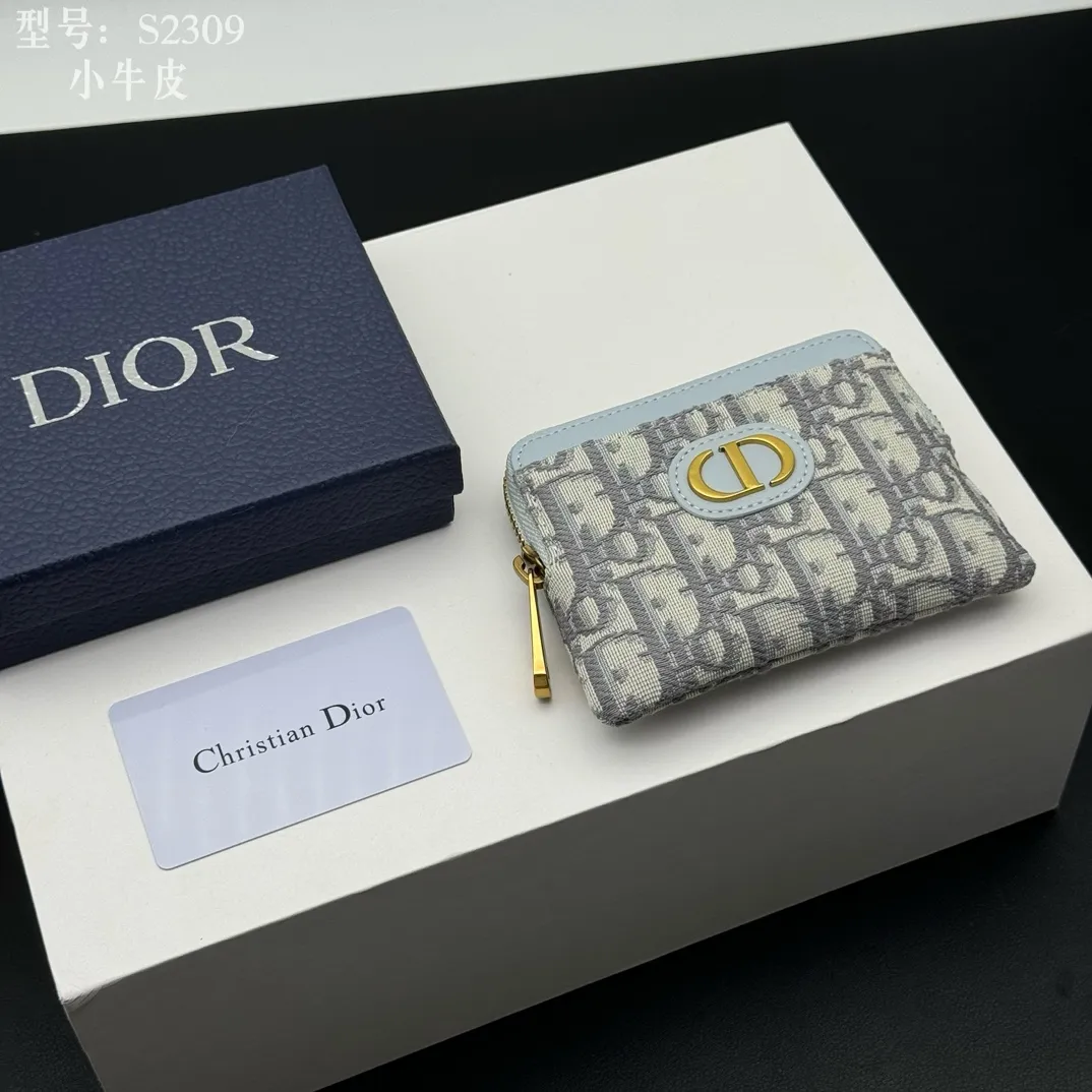 💰130 💎Top quality, full leather inside and outside 💕 𝑫𝒊𝒐𝒓 Genuine products available at counters 💌 This Dior Caro Lavender wallet is a new style in the winter series, presenting an extremely practical design. Made of soft black calfskin with Cannage pattern stitching and CD logo on the front. This compact accessory features a zip compartment and card compartment for easy portability and can be paired with other Dior Caro creations. CD logo on front 4 card compartments 1 zipped compartment Dimensions: 11.5 x 9.5 x 2 cm Style number: S2309