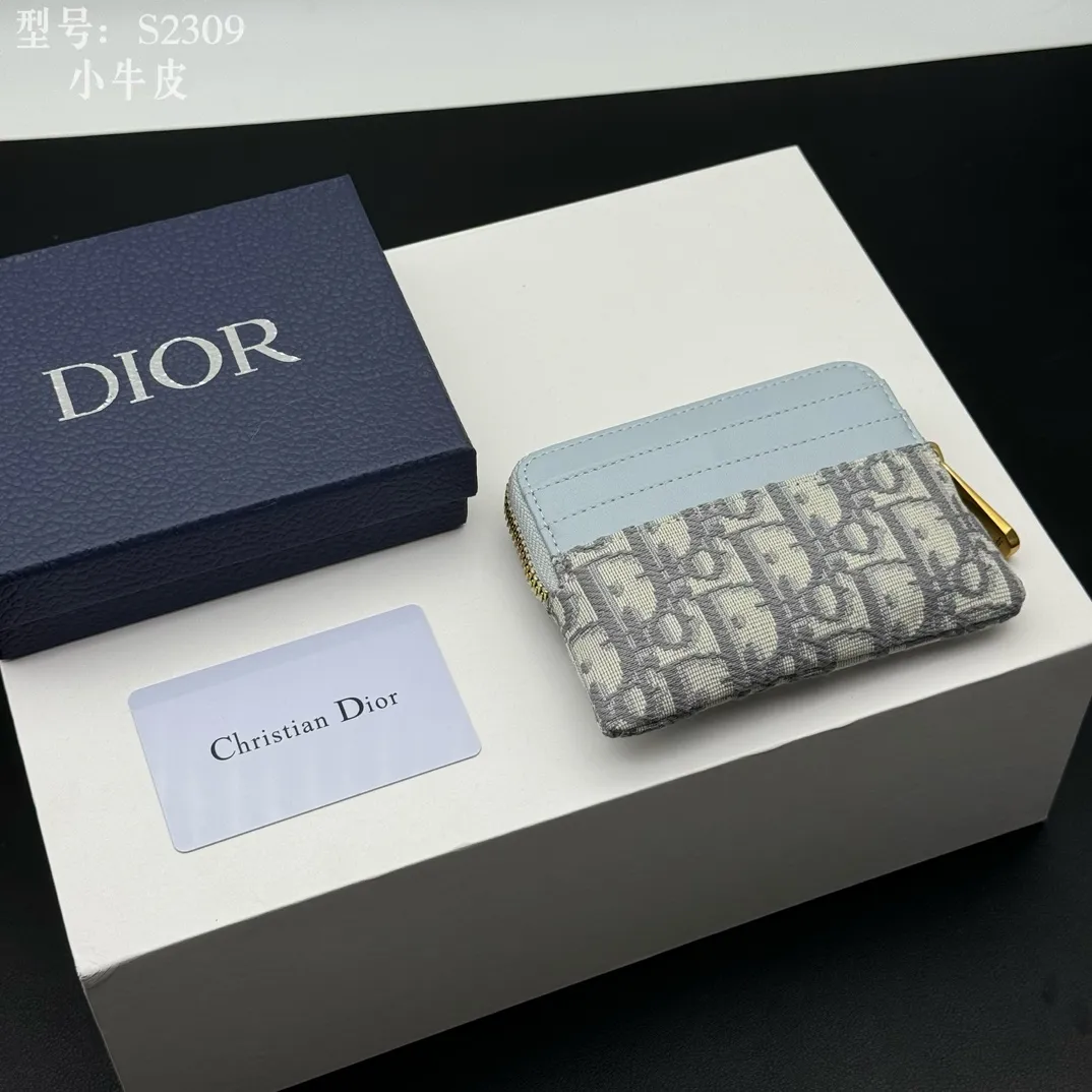 💰130 💎Top quality, full leather inside and outside 💕 𝑫𝒊𝒐𝒓 Genuine products available at counters 💌 This Dior Caro Lavender wallet is a new style in the winter series, presenting an extremely practical design. Made of soft black calfskin with Cannage pattern stitching and CD logo on the front. This compact accessory features a zip compartment and card compartment for easy portability and can be paired with other Dior Caro creations. CD logo on front 4 card compartments 1 zipped compartment Dimensions: 11.5 x 9.5 x 2 cm Style number: S2309