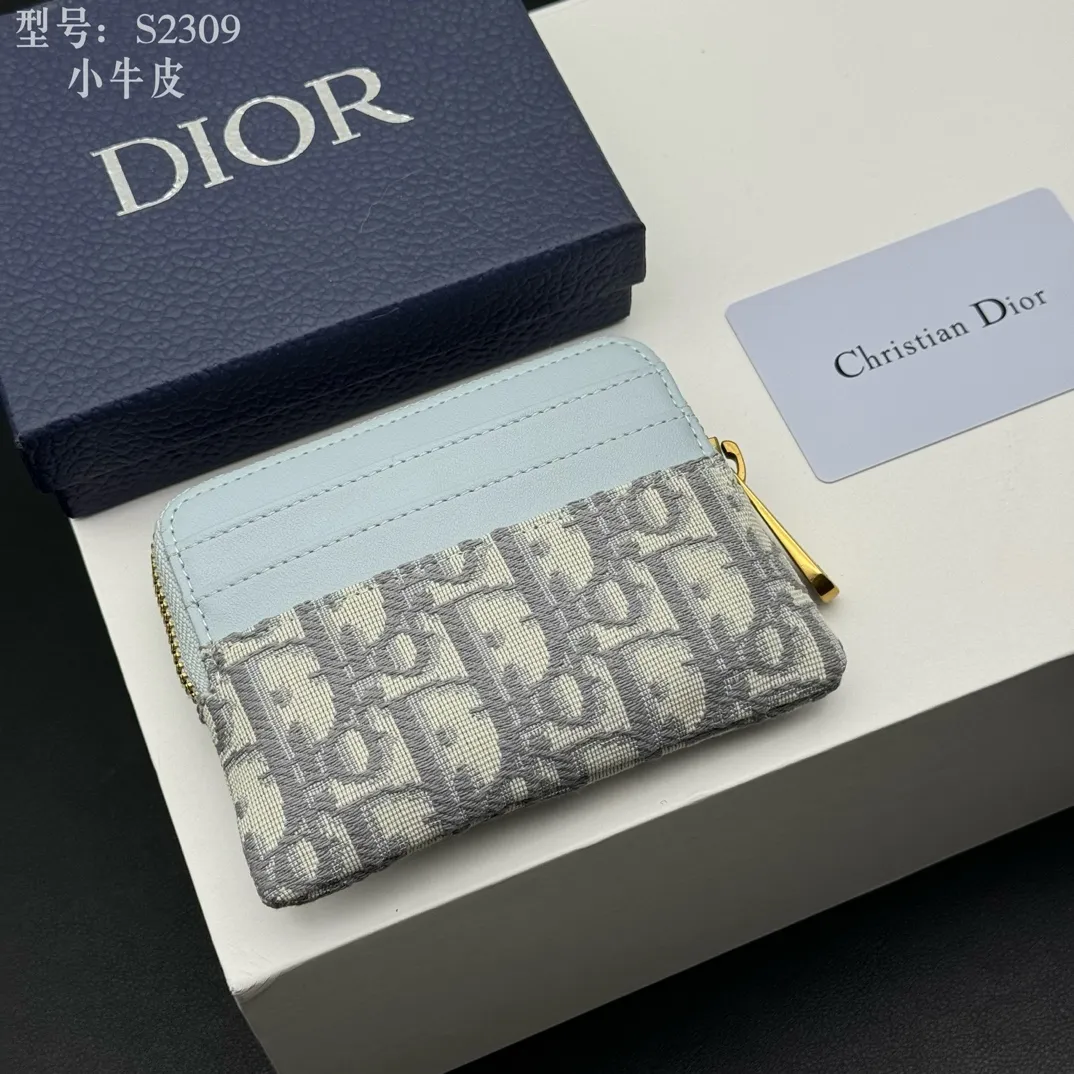 💰130 💎Top quality, full leather inside and outside 💕 𝑫𝒊𝒐𝒓 Genuine products available at counters 💌 This Dior Caro Lavender wallet is a new style in the winter series, presenting an extremely practical design. Made of soft black calfskin with Cannage pattern stitching and CD logo on the front. This compact accessory features a zip compartment and card compartment for easy portability and can be paired with other Dior Caro creations. CD logo on front 4 card compartments 1 zipped compartment Dimensions: 11.5 x 9.5 x 2 cm Style number: S2309