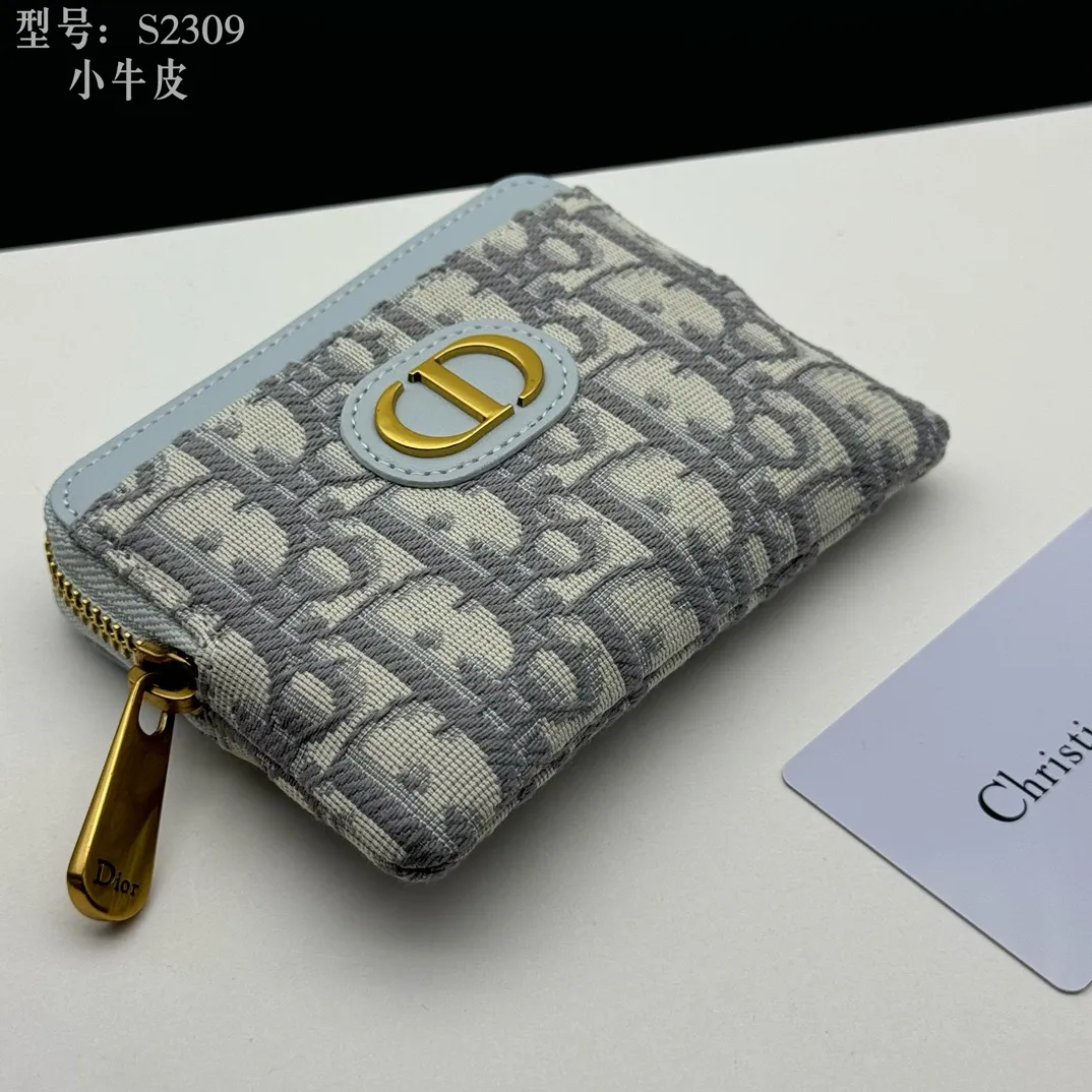 💰130 💎Top quality, full leather inside and outside 💕 𝑫𝒊𝒐𝒓 Genuine products available at counters 💌 This Dior Caro Lavender wallet is a new style in the winter series, presenting an extremely practical design. Made of soft black calfskin with Cannage pattern stitching and CD logo on the front. This compact accessory features a zip compartment and card compartment for easy portability and can be paired with other Dior Caro creations. CD logo on front 4 card compartments 1 zipped compartment Dimensions: 11.5 x 9.5 x 2 cm Style number: S2309