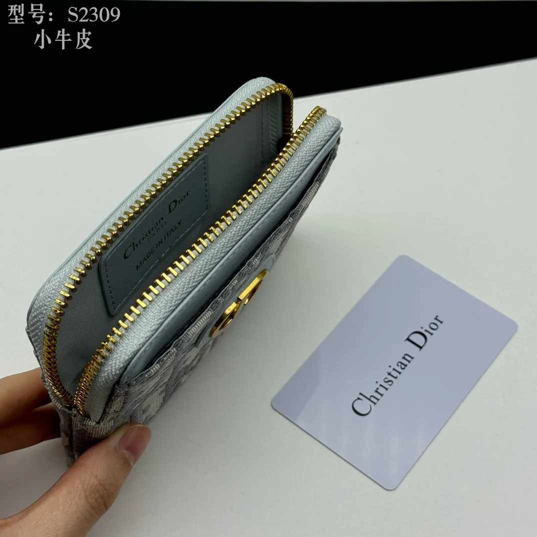 💰130 💎Top quality, full leather inside and outside 💕 𝑫𝒊𝒐𝒓 Genuine products available at counters 💌 This Dior Caro Lavender wallet is a new style in the winter series, presenting an extremely practical design. Made of soft black calfskin with Cannage pattern stitching and CD logo on the front. This compact accessory features a zip compartment and card compartment for easy portability and can be paired with other Dior Caro creations. CD logo on front 4 card compartments 1 zipped compartment Dimensions: 11.5 x 9.5 x 2 cm Style number: S2309