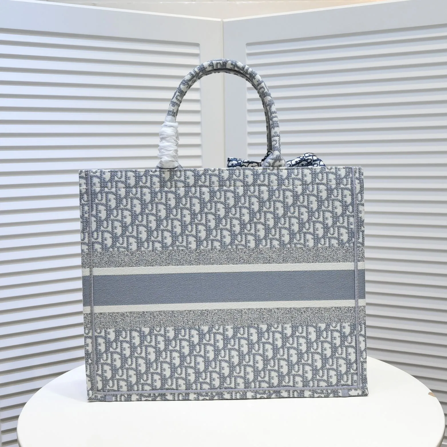 💰360￥With silk scarf, large size🔥 embroidered edge🔜Dior new shopping bag at Dior counter! Counters are updated simultaneously! Limited edition of the same style as the stars! Super stylish! Imported fabric👍high-end quality! You can go in and out of the counters at will without any pressure! The first choice for going out with super large capacity👍 Model: 8033 Size: 41*14*32cm