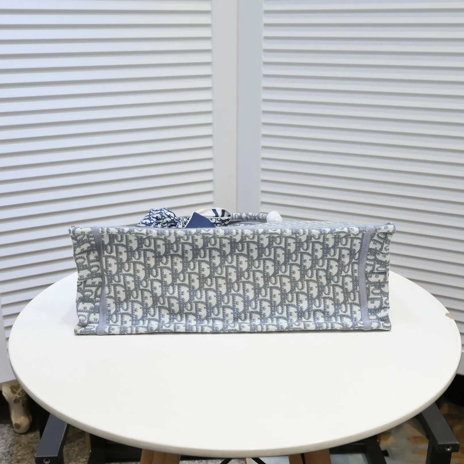 💰360￥With silk scarf, large size🔥 embroidered edge🔜Dior new shopping bag at Dior counter! Counters are updated simultaneously! Limited edition of the same style as the stars! Super stylish! Imported fabric👍high-end quality! You can go in and out of the counters at will without any pressure! The first choice for going out with super large capacity👍 Model: 8033 Size: 41*14*32cm