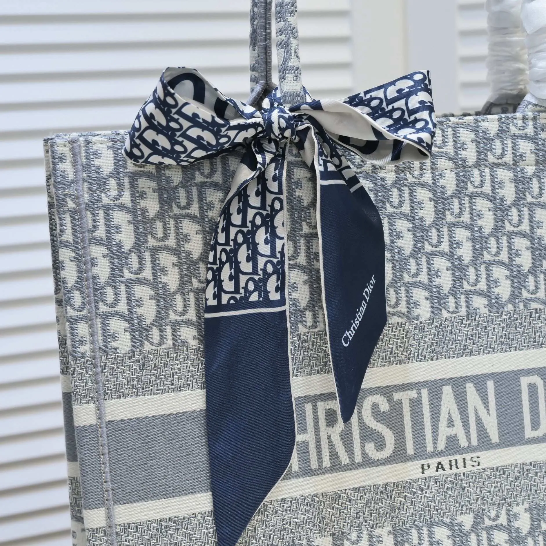💰360￥With silk scarf, large size🔥 embroidered edge🔜Dior new shopping bag at Dior counter! Counters are updated simultaneously! Limited edition of the same style as the stars! Super stylish! Imported fabric👍high-end quality! You can go in and out of the counters at will without any pressure! The first choice for going out with super large capacity👍 Model: 8033 Size: 41*14*32cm