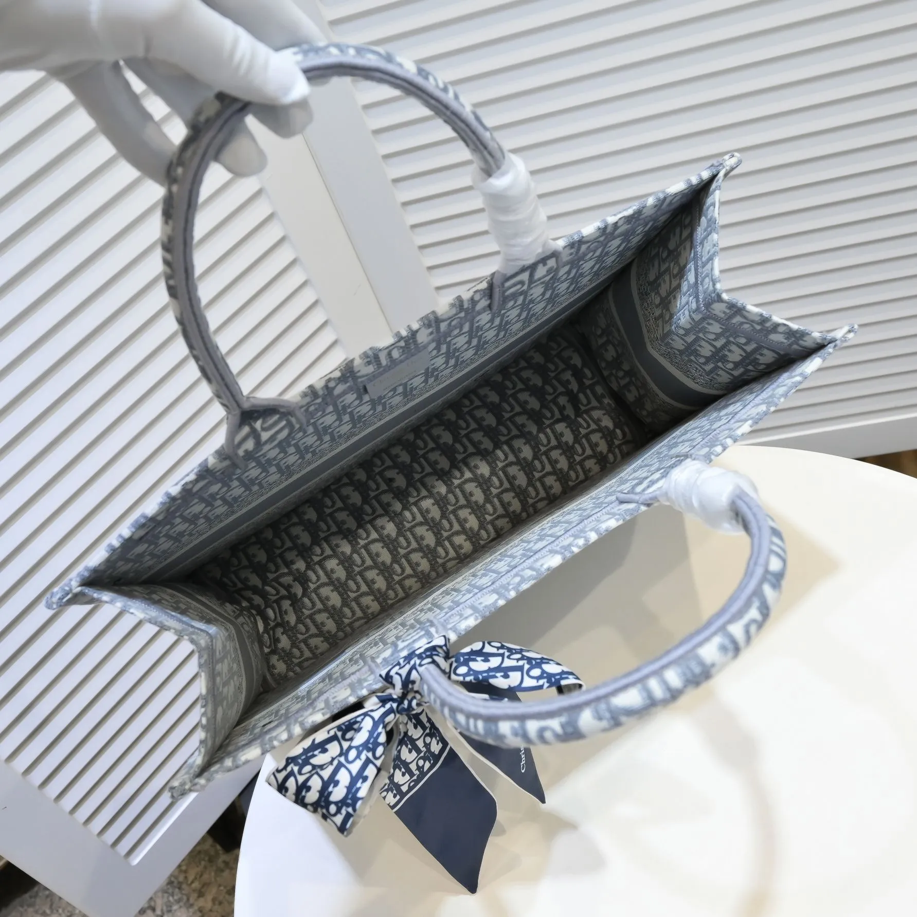 💰360￥With silk scarf, large size🔥 embroidered edge🔜Dior new shopping bag at Dior counter! Counters are updated simultaneously! Limited edition of the same style as the stars! Super stylish! Imported fabric👍high-end quality! You can go in and out of the counters at will without any pressure! The first choice for going out with super large capacity👍 Model: 8033 Size: 41*14*32cm