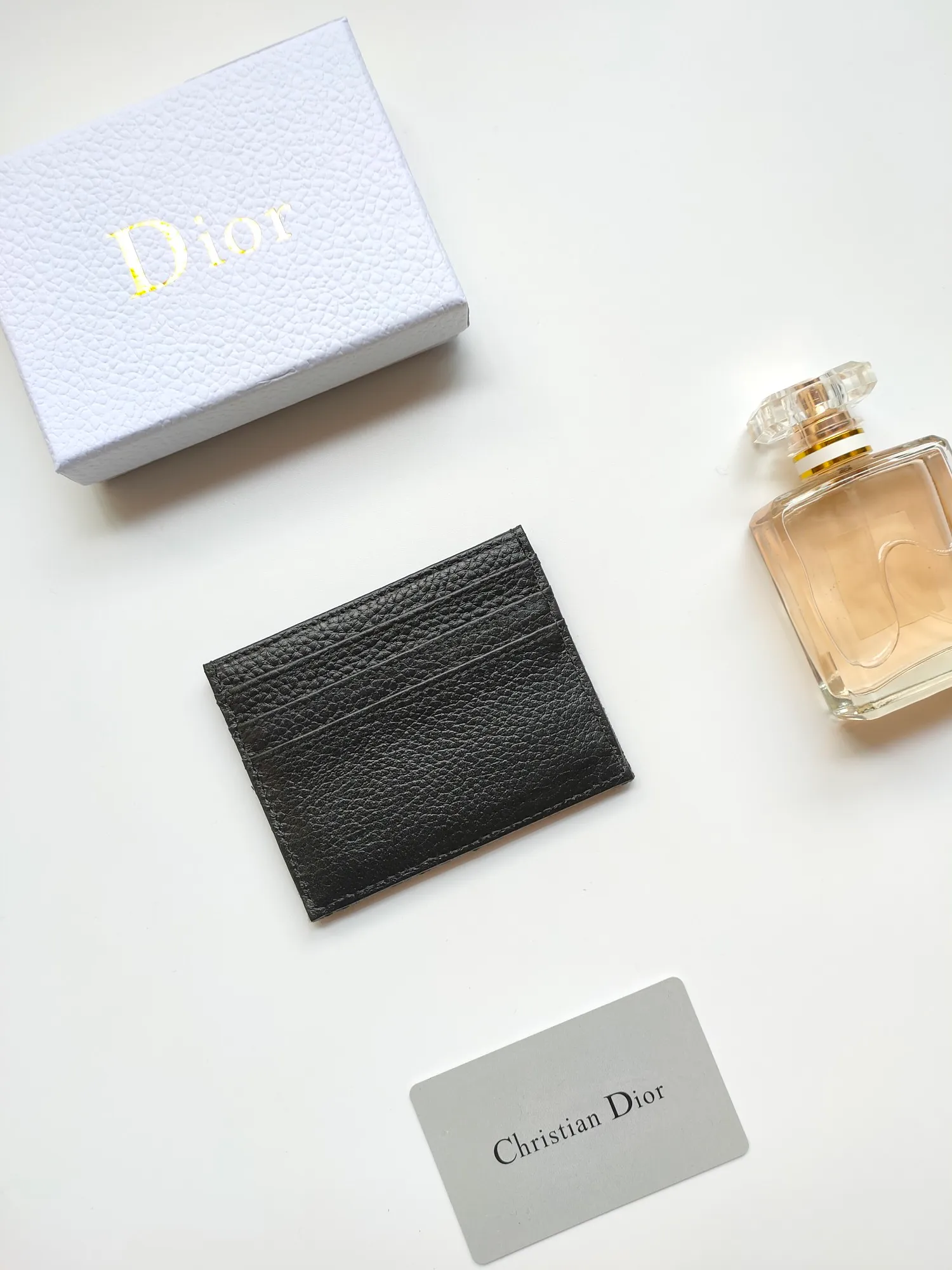 ￥90😍Dior’s new saddle card holder is an elegant accessory that showcases Dior’s exquisite craftsmanship. Style: CH164 Crafted from black grained calf leather with beige and black Oblique printed fabric details, it highlights the classic silhouette of the saddle series. It has three card slots on each side and one card slot on the top to store a variety of personal items. Elegantly styled with a metal-clad brass Dior signature on the front, it fits easily into any pocket. Size:10*8cm