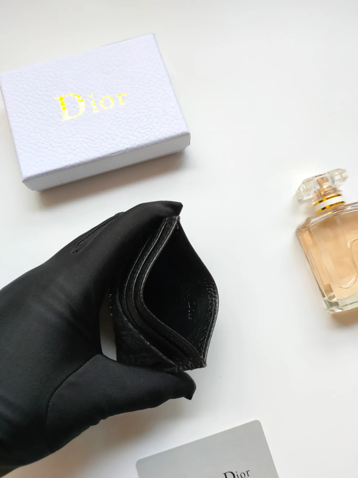 ￥90😍Dior’s new saddle card holder is an elegant accessory that showcases Dior’s exquisite craftsmanship. Style: CH164 Crafted from black grained calf leather with beige and black Oblique printed fabric details, it highlights the classic silhouette of the saddle series. It has three card slots on each side and one card slot on the top to store a variety of personal items. Elegantly styled with a metal-clad brass Dior signature on the front, it fits easily into any pocket. Size:10*8cm