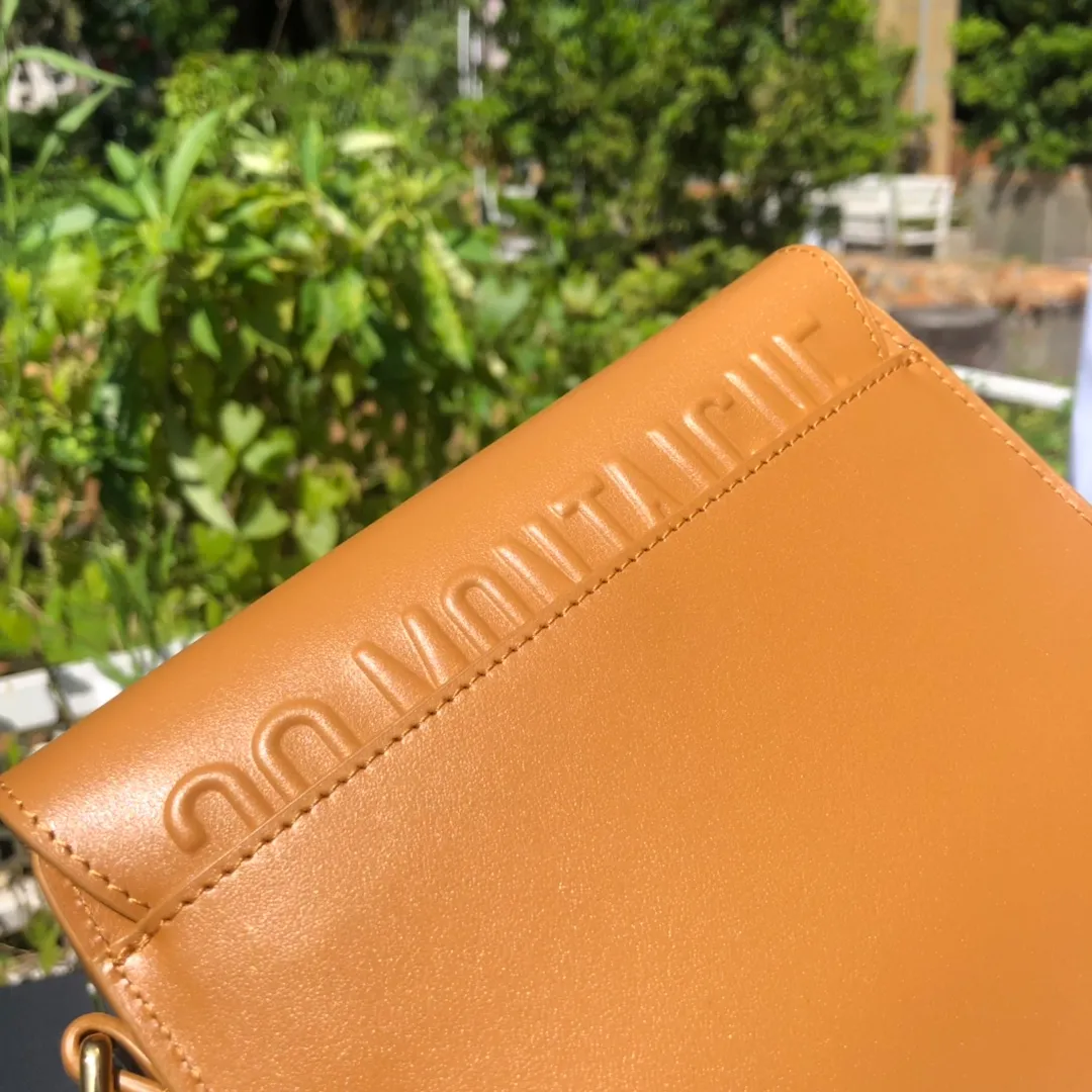 Top upgraded version💰1700 Small size: 18×14×5cm Dior’s new products are available through overseas channels! The Dior Bobby bag is designed as a shoulder bag, highlighting its elegant silhouette and harmonious proportions. This small bag is crafted from camel glossy calfskin and accented with antiqued gold hardware for added style. The interior is designed with suede leather, which is soft and rich in texture. With a detachable and adjustable shoulder strap embellished with a military-style buckle, it can be worn on the shoulder, cross-body or handheld.