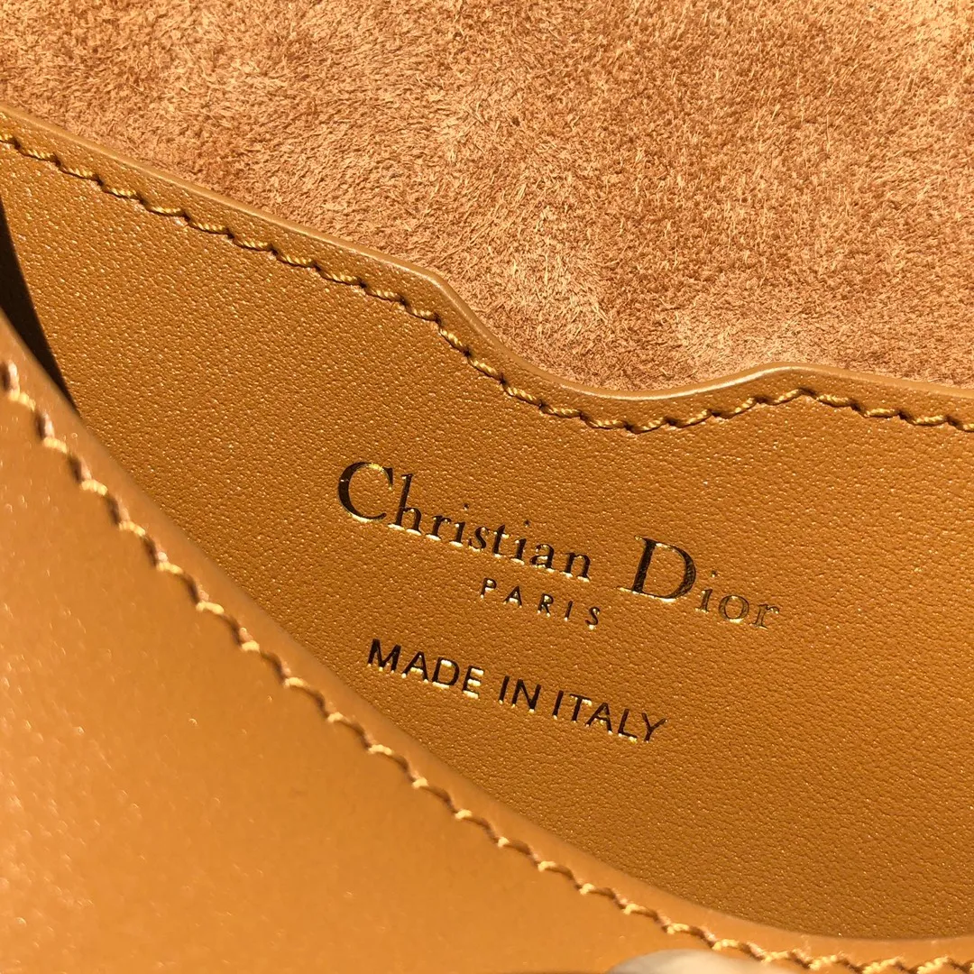 Top upgraded version💰1700 Small size: 18×14×5cm Dior’s new products are available through overseas channels! The Dior Bobby bag is designed as a shoulder bag, highlighting its elegant silhouette and harmonious proportions. This small bag is crafted from camel glossy calfskin and accented with antiqued gold hardware for added style. The interior is designed with suede leather, which is soft and rich in texture. With a detachable and adjustable shoulder strap embellished with a military-style buckle, it can be worn on the shoulder, cross-body or handheld.