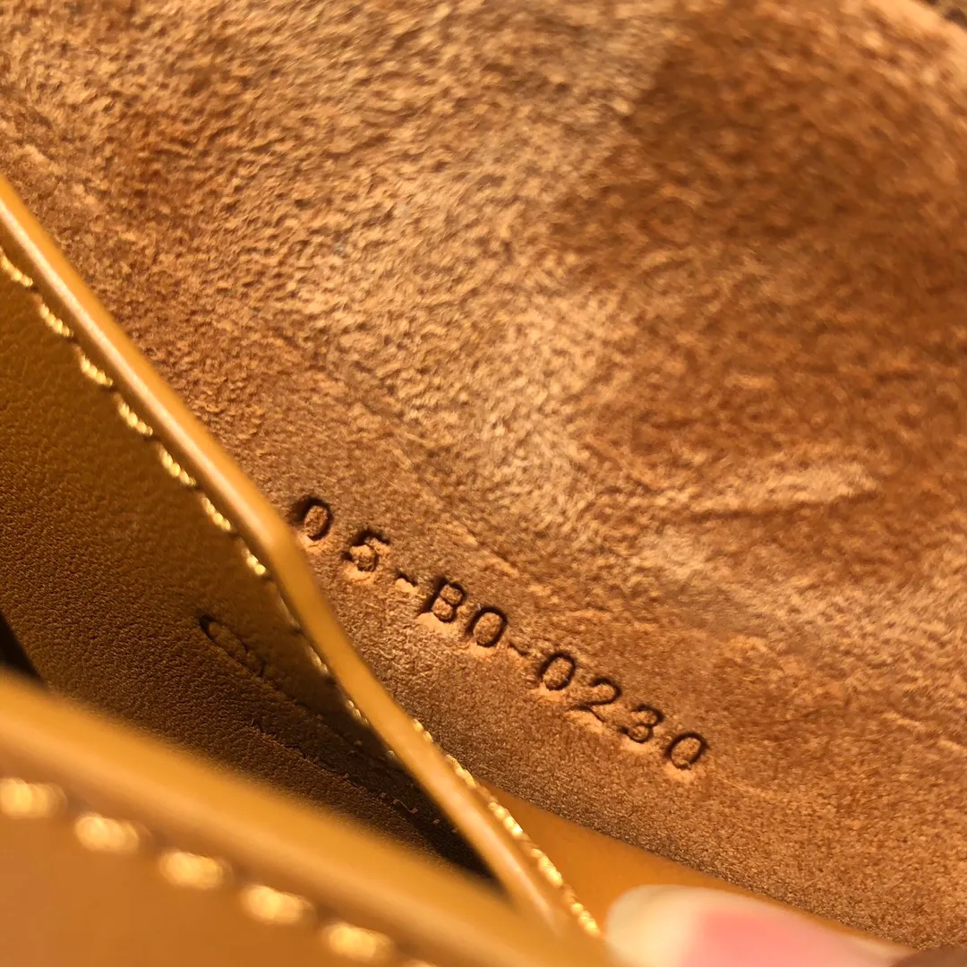 Top upgraded version💰1700 Small size: 18×14×5cm Dior’s new products are available through overseas channels! The Dior Bobby bag is designed as a shoulder bag, highlighting its elegant silhouette and harmonious proportions. This small bag is crafted from camel glossy calfskin and accented with antiqued gold hardware for added style. The interior is designed with suede leather, which is soft and rich in texture. With a detachable and adjustable shoulder strap embellished with a military-style buckle, it can be worn on the shoulder, cross-body or handheld.