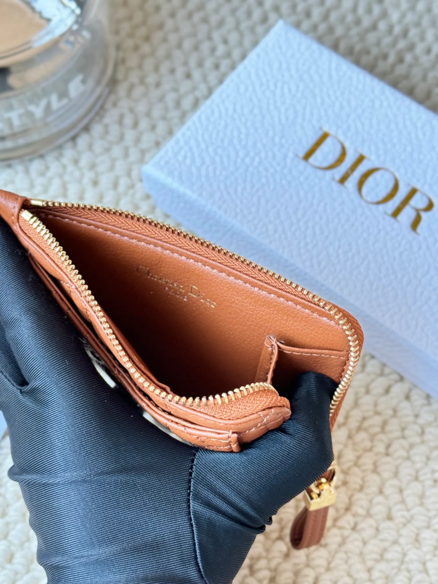 💰160Lady Dior Card Holder Sand color wallet I bought for the purpose of holding a discarded bag, L-shaped opening, seven-zig card holder pull No.: S5131 There are too many front pockets to hold cards. The banknotes need to be folded 40% off, 30% off can be placed but it has a zipper. The size is 13.5*8.5*1.5 cm. The Dior card holder meets my various needs. Compared with other styles, it is thin, compact and has a large capacity. There is no conspicuous big LOGO, it will not scratch when placed in the bag, and it is relatively low-key and classic. There is a special place for access control cards, so you don’t need to mix them with bank cards. When I used to swipe access control cards, I couldn’t swipe them because there were too many cards, so I had to take out the access control cards separately. There is a zipper, so you don't have to worry about putting important things out, and the zipper is half-open, so it's more convenient to put things in and take things out than having only one side.