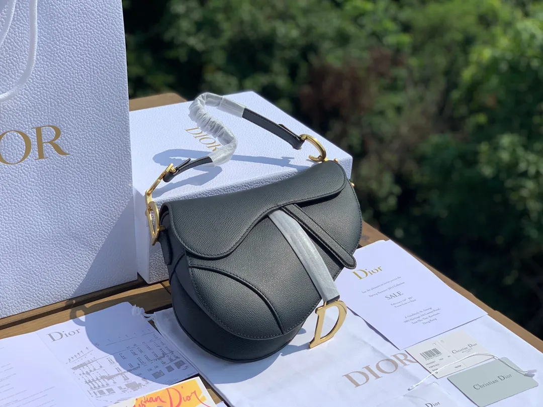 Top upgraded version 💰1700 Size: 25.5 x 20 x 6.5cm Black full leather saddle bag, first of all I want to say it is really expensive! I have talked with the channel before and the price is very high locally! This time, due to the epidemic, we were given an extremely low price. We are also very sure that this price can only be sold temporarily and will not happen again in the future!