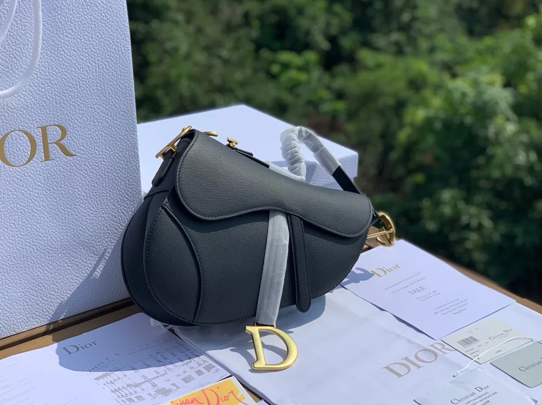 Top upgraded version 💰1700 Size: 25.5 x 20 x 6.5cm Black full leather saddle bag, first of all I want to say it is really expensive! I have talked with the channel before and the price is very high locally! This time, due to the epidemic, we were given an extremely low price. We are also very sure that this price can only be sold temporarily and will not happen again in the future!