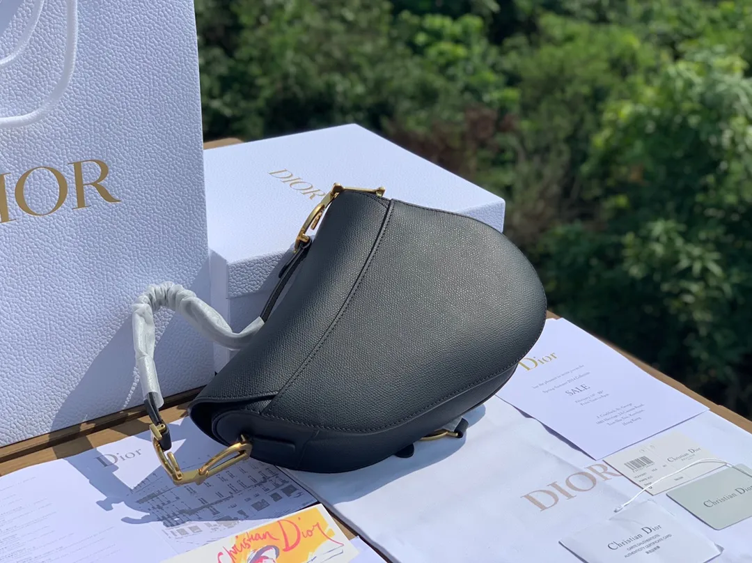Top upgraded version 💰1700 Size: 25.5 x 20 x 6.5cm Black full leather saddle bag, first of all I want to say it is really expensive! I have talked with the channel before and the price is very high locally! This time, due to the epidemic, we were given an extremely low price. We are also very sure that this price can only be sold temporarily and will not happen again in the future!