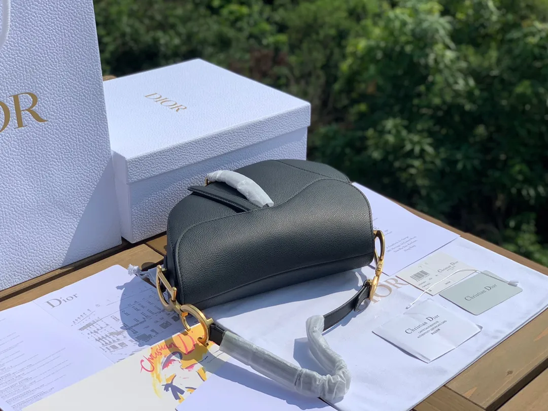 Top upgraded version 💰1700 Size: 25.5 x 20 x 6.5cm Black full leather saddle bag, first of all I want to say it is really expensive! I have talked with the channel before and the price is very high locally! This time, due to the epidemic, we were given an extremely low price. We are also very sure that this price can only be sold temporarily and will not happen again in the future!