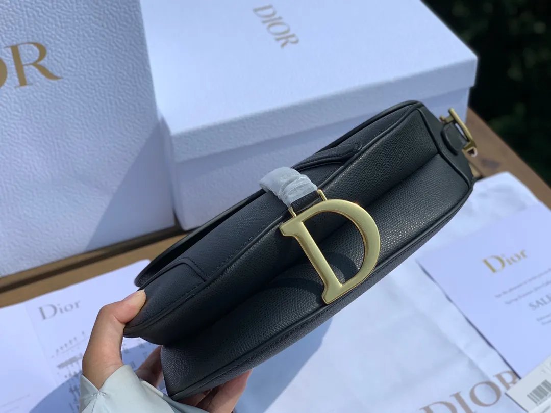 Top upgraded version 💰1700 Size: 25.5 x 20 x 6.5cm Black full leather saddle bag, first of all I want to say it is really expensive! I have talked with the channel before and the price is very high locally! This time, due to the epidemic, we were given an extremely low price. We are also very sure that this price can only be sold temporarily and will not happen again in the future!