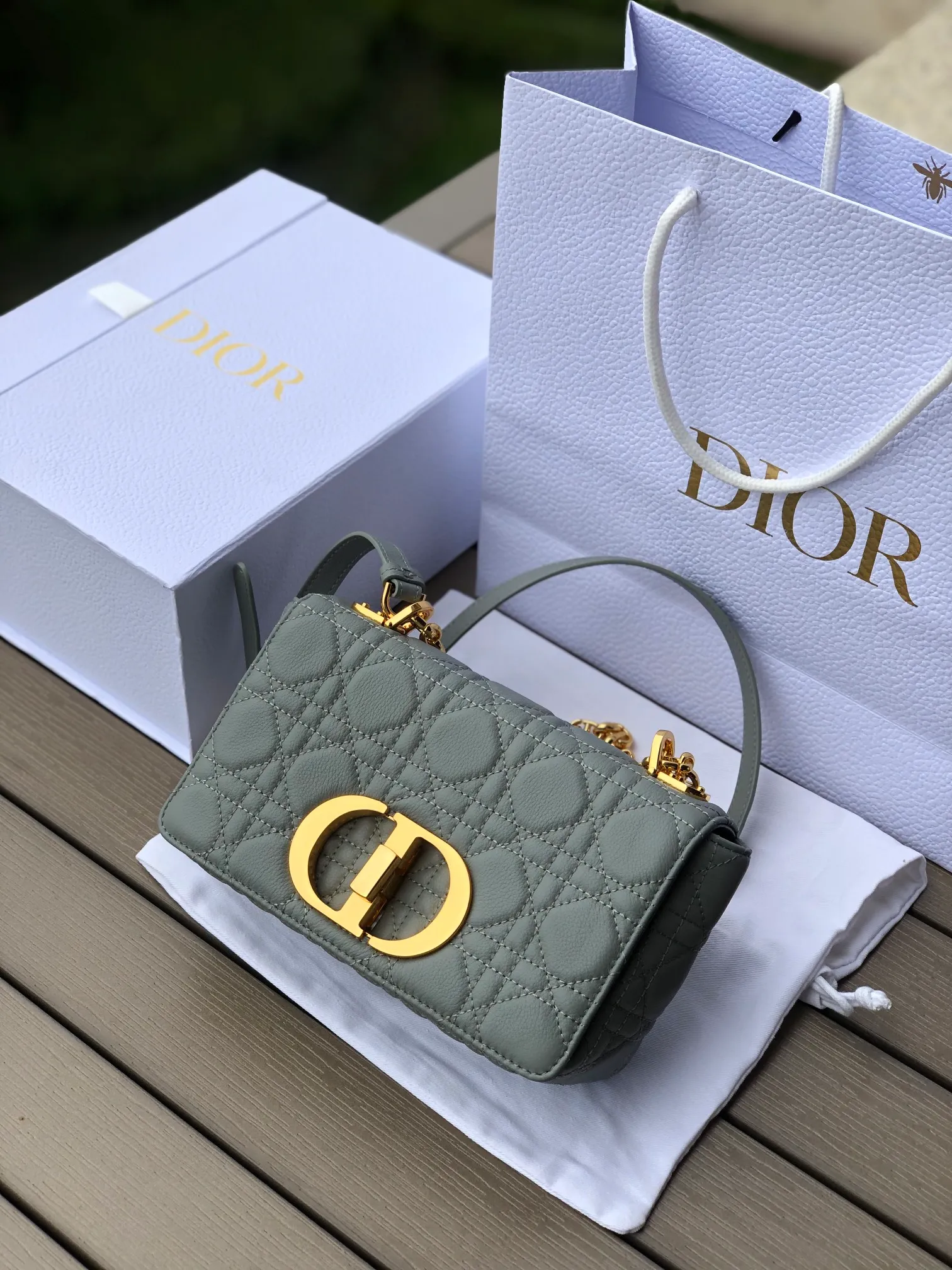 ❗️❗️❗️Free shipping with SF Express for year-end events❗️❗️❗️💰1800 Size: 20×12×7cm Specially available from Dior overseas channel resources❗️This Dior caro handbag combines elegance and modern style. Crafted from supple cow leather with cannage pattern topstitching. The flip cover is decorated with a metal knob-style "CD" clasp with an antique gold finish, and is paired with a detachable "CD" logo chain shoulder strap, which can be carried by hand, shoulder or cross-body. It can be replaced with an embroidered wide shoulder strap to embellish daily looks or add a bright finishing touch to evening wear.