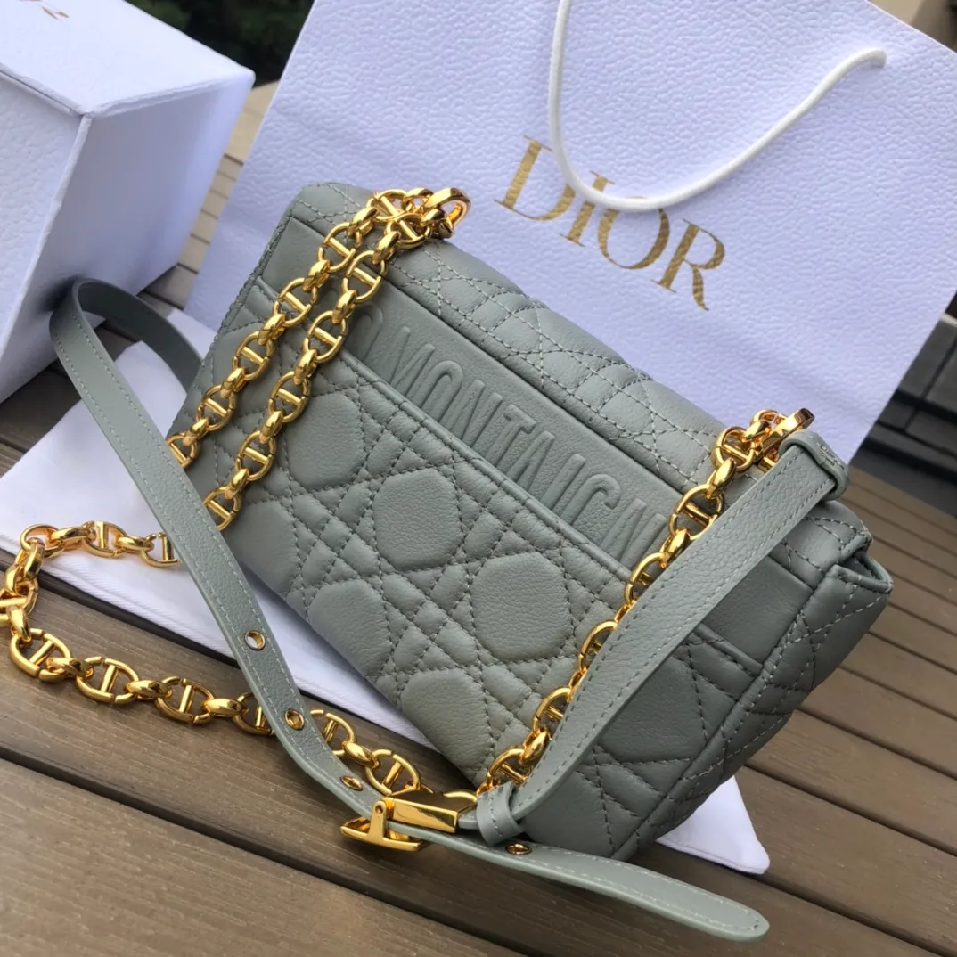 ❗️❗️❗️Free shipping with SF Express for year-end events❗️❗️❗️💰1800 Size: 20×12×7cm Specially available from Dior overseas channel resources❗️This Dior caro handbag combines elegance and modern style. Crafted from supple cow leather with cannage pattern topstitching. The flip cover is decorated with a metal knob-style "CD" clasp with an antique gold finish, and is paired with a detachable "CD" logo chain shoulder strap, which can be carried by hand, shoulder or cross-body. It can be replaced with an embroidered wide shoulder strap to embellish daily looks or add a bright finishing touch to evening wear.