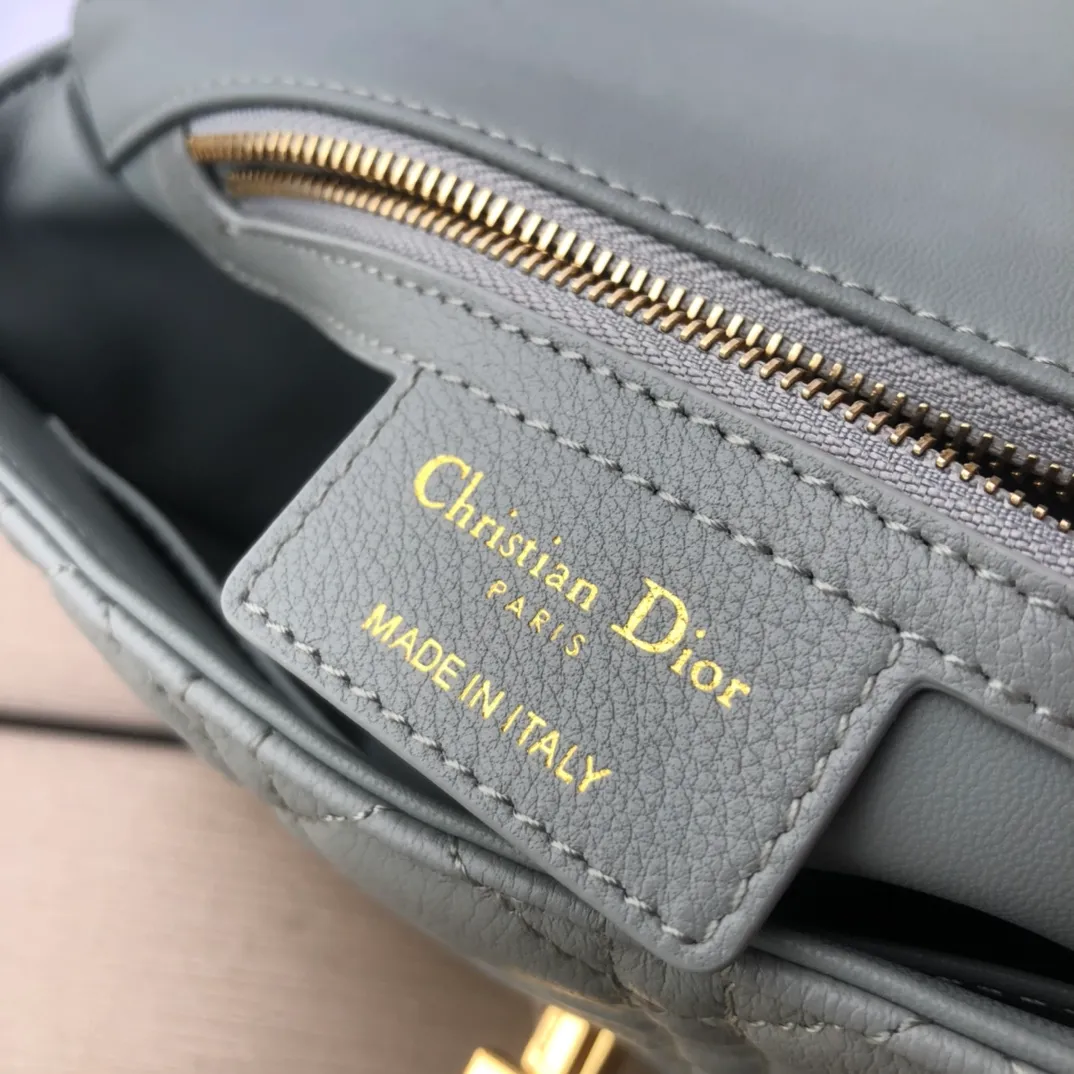 ❗️❗️❗️Free shipping with SF Express for year-end events❗️❗️❗️💰1800 Size: 20×12×7cm Specially available from Dior overseas channel resources❗️This Dior caro handbag combines elegance and modern style. Crafted from supple cow leather with cannage pattern topstitching. The flip cover is decorated with a metal knob-style "CD" clasp with an antique gold finish, and is paired with a detachable "CD" logo chain shoulder strap, which can be carried by hand, shoulder or cross-body. It can be replaced with an embroidered wide shoulder strap to embellish daily looks or add a bright finishing touch to evening wear.