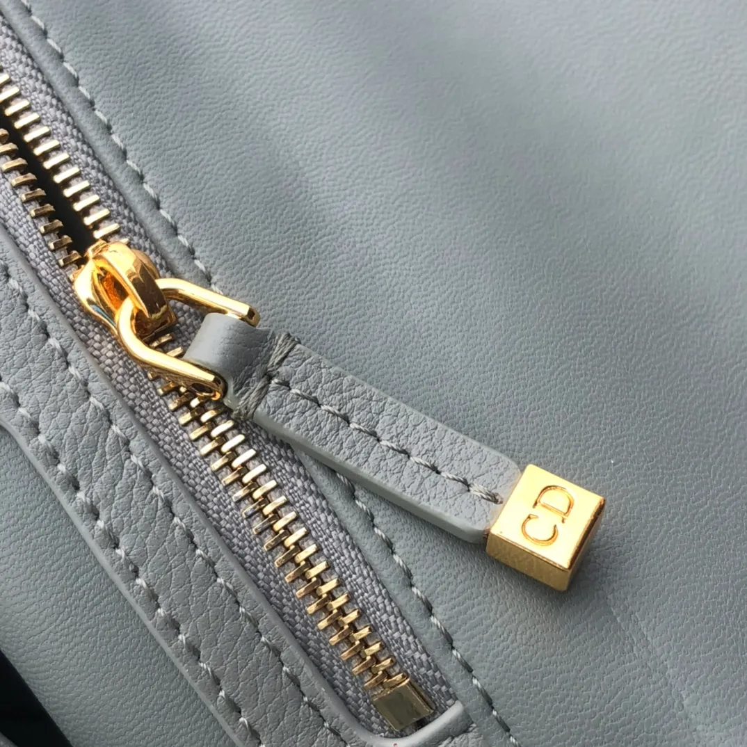 ❗️❗️❗️Free shipping with SF Express for year-end events❗️❗️❗️💰1800 Size: 20×12×7cm Specially available from Dior overseas channel resources❗️This Dior caro handbag combines elegance and modern style. Crafted from supple cow leather with cannage pattern topstitching. The flip cover is decorated with a metal knob-style "CD" clasp with an antique gold finish, and is paired with a detachable "CD" logo chain shoulder strap, which can be carried by hand, shoulder or cross-body. It can be replaced with an embroidered wide shoulder strap to embellish daily looks or add a bright finishing touch to evening wear.