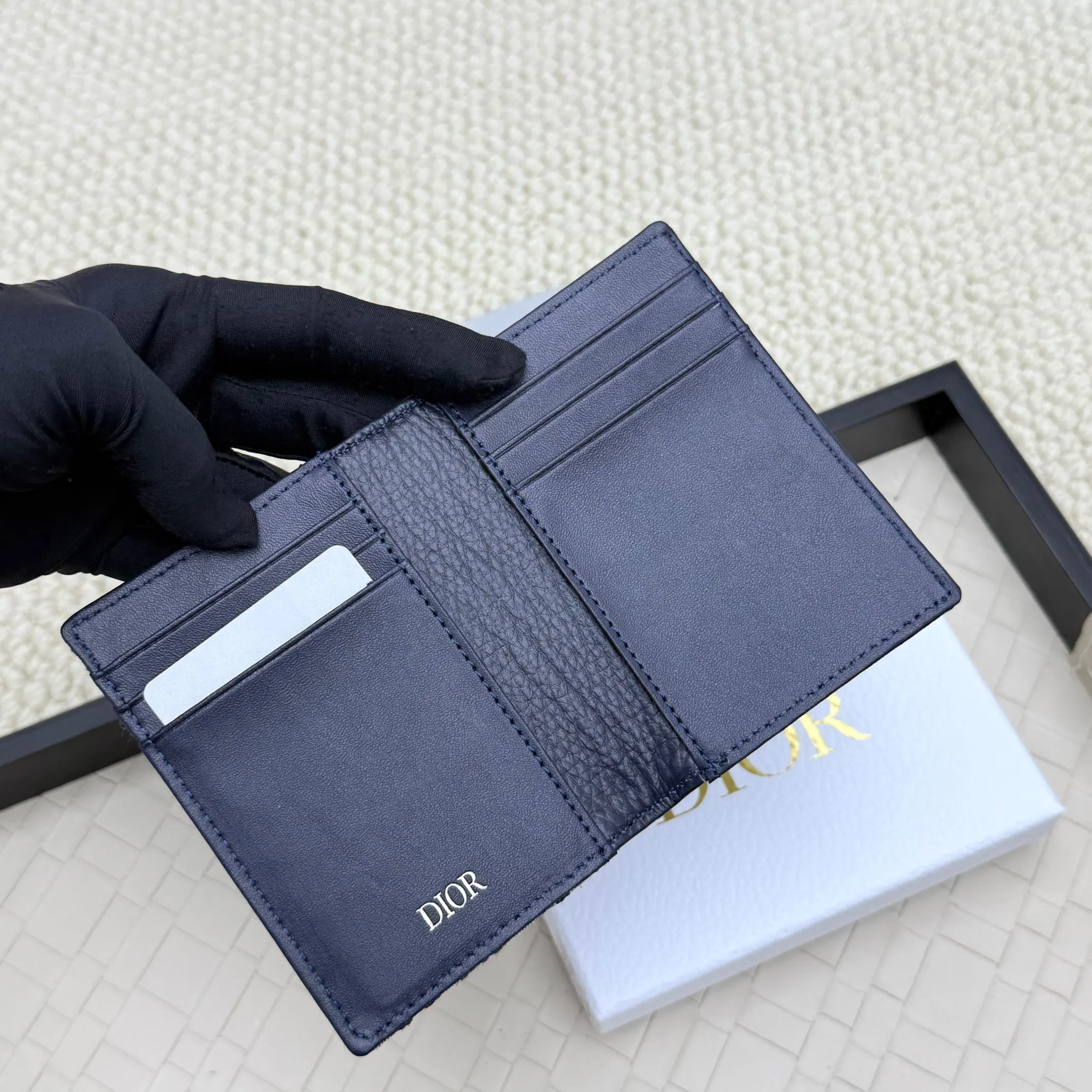 💰120💋Dior’s new bi-fold card holder is an elegant accessory that showcases Dior’s exquisite craftsmanship. Crafted from black inlaid grained calfskin, this card holder is detailed with beige and black Oblique print fabric details that accentuate the classic saddle silhouette. There are three card slots on each side and two compartments for storing bills and cash. Elegantly styled with a metal-clad brass Dior signature on the front, it fits easily into any pocket. Style number: H138 Size: 8.2*11.2cm