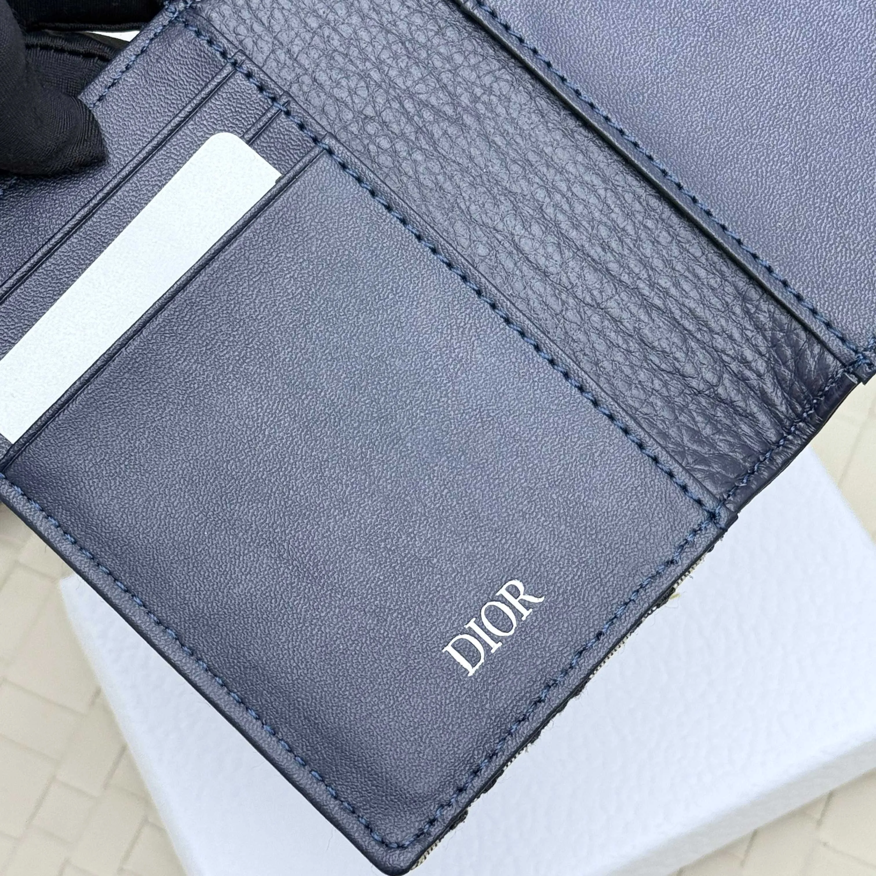 💰120💋Dior’s new bi-fold card holder is an elegant accessory that showcases Dior’s exquisite craftsmanship. Crafted from black inlaid grained calfskin, this card holder is detailed with beige and black Oblique print fabric details that accentuate the classic saddle silhouette. There are three card slots on each side and two compartments for storing bills and cash. Elegantly styled with a metal-clad brass Dior signature on the front, it fits easily into any pocket. Style number: H138 Size: 8.2*11.2cm
