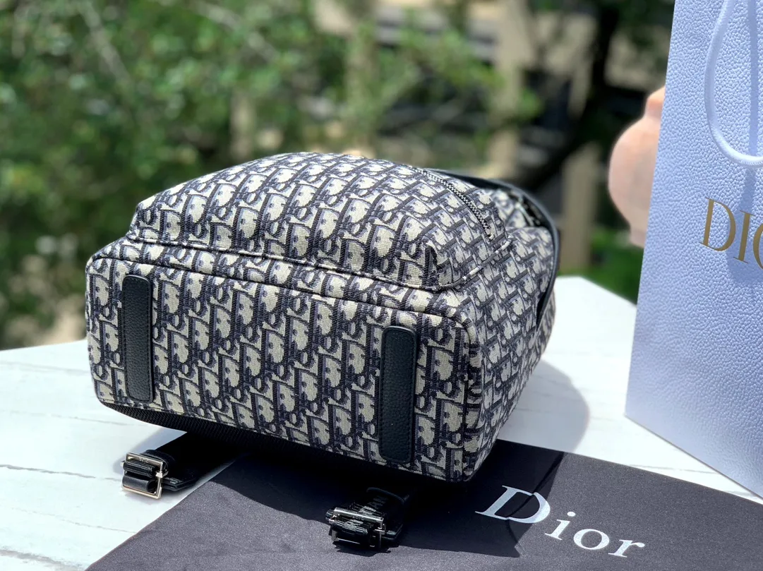 Top upgraded version 💰1560 🔥I have to admit after carrying it on my body: I ​​should buy it! It must be emphasized that if you want to buy genuine oblique presbyopia, aim at us, the knowledge of the fabric itself is amazing! Only things that can be easily carried into the counter are worth sharing! bring it on! It’s for everyone! Feel free to place your order! Large size: 30 x 42 x 15 cm. Because the backpack is too large, it only comes with a dust bag + handbag by default!