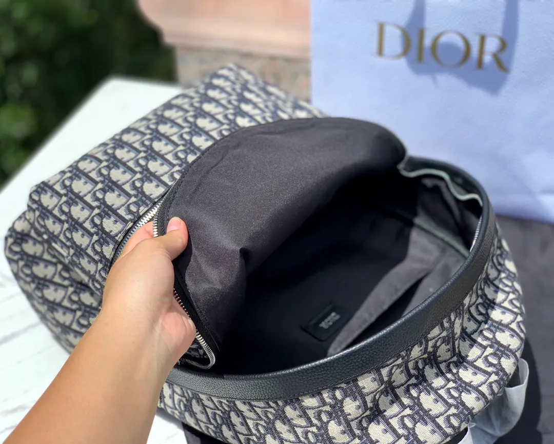 Top upgraded version 💰1560 🔥I have to admit after carrying it on my body: I ​​should buy it! It must be emphasized that if you want to buy genuine oblique presbyopia, aim at us, the knowledge of the fabric itself is amazing! Only things that can be easily carried into the counter are worth sharing! bring it on! It’s for everyone! Feel free to place your order! Large size: 30 x 42 x 15 cm. Because the backpack is too large, it only comes with a dust bag + handbag by default!