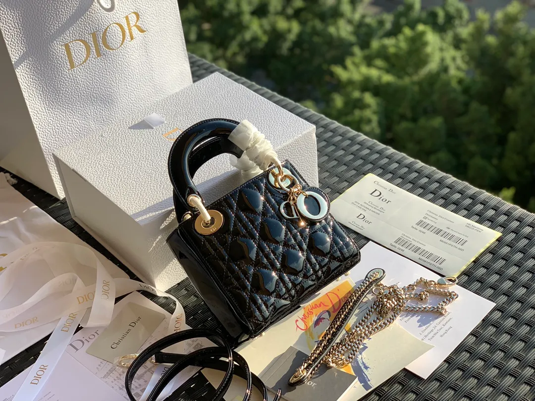 ❗️❗️❗️Free shipping with SF Express for year-end events❗️❗️❗️💰1800. The size is 17×15×7. The black patent leather lady is back! We know many of you have been waiting! It is called the "eternal bag" that women all over the world want most! lady Dio*r! It’s easy to tell from the name that it’s a classic! To be honest, I have seen too many products, and there are too many versions with various prices on the market. I am never afraid of expensive things, but I cannot accept the unaffordable and extravagant prices! Dear friends who have bought our home before, just buy it directly! The same channel! Because there are too many classic styles like this on the market, either we won’t sell them or those that do, we should take them seriously!