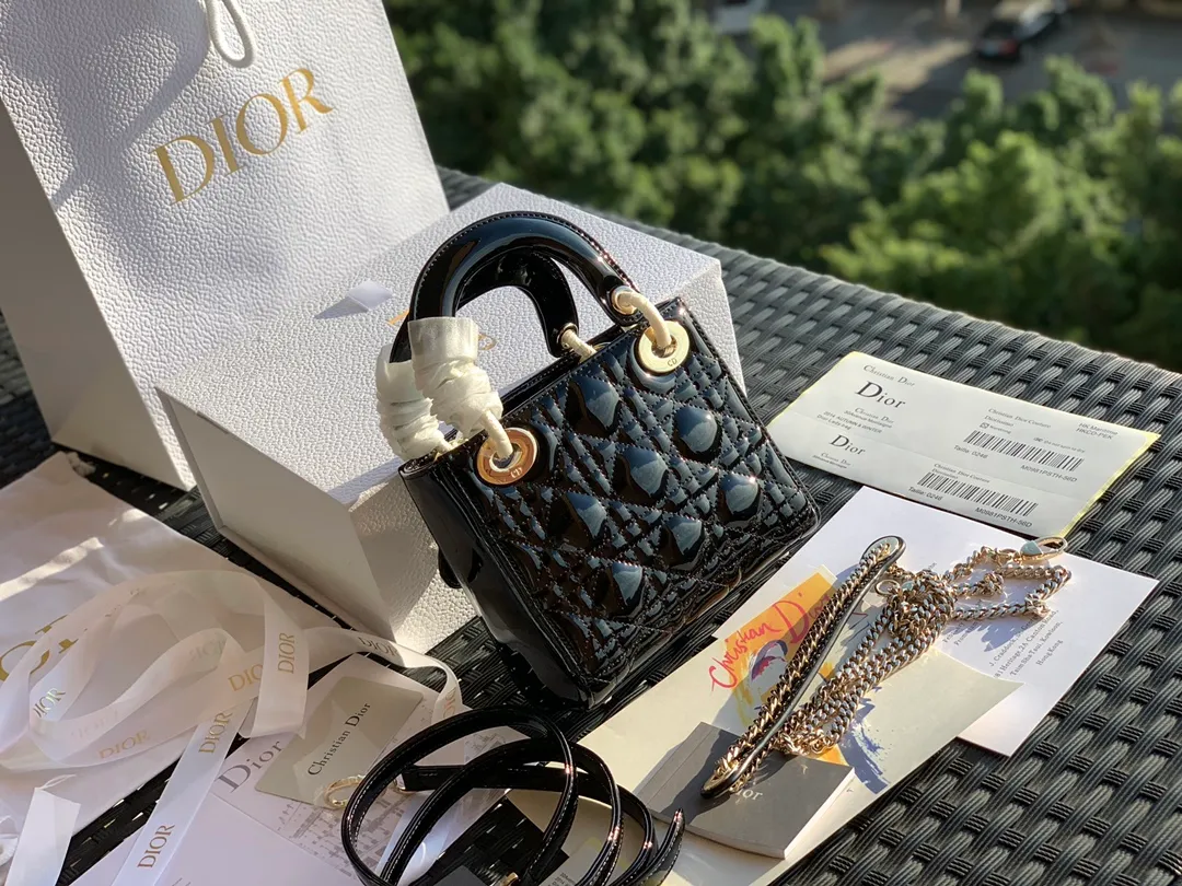 ❗️❗️❗️Free shipping with SF Express for year-end events❗️❗️❗️💰1800. The size is 17×15×7. The black patent leather lady is back! We know many of you have been waiting! It is called the "eternal bag" that women all over the world want most! lady Dio*r! It’s easy to tell from the name that it’s a classic! To be honest, I have seen too many products, and there are too many versions with various prices on the market. I am never afraid of expensive things, but I cannot accept the unaffordable and extravagant prices! Dear friends who have bought our home before, just buy it directly! The same channel! Because there are too many classic styles like this on the market, either we won’t sell them or those that do, we should take them seriously!