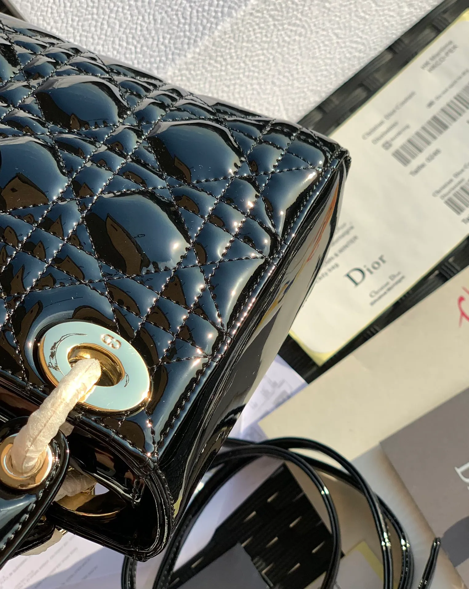 ❗️❗️❗️Free shipping with SF Express for year-end events❗️❗️❗️💰1800. The size is 17×15×7. The black patent leather lady is back! We know many of you have been waiting! It is called the "eternal bag" that women all over the world want most! lady Dio*r! It’s easy to tell from the name that it’s a classic! To be honest, I have seen too many products, and there are too many versions with various prices on the market. I am never afraid of expensive things, but I cannot accept the unaffordable and extravagant prices! Dear friends who have bought our home before, just buy it directly! The same channel! Because there are too many classic styles like this on the market, either we won’t sell them or those that do, we should take them seriously!