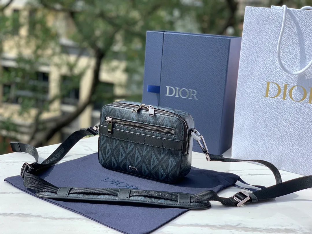 Top upgraded version 💰1400 Size: 17X12.5X5cm Dior 23 new Rider series men’s messenger bag, this Safari messenger bag is practical and compact, easy to carry every day. Carefully crafted from black CD Diamond pattern canvas, the fabric is lightweight, has good gloss, and has a diamond-like charming rhombus shape, with a distinctive visual three-dimensionality and fullness. The zipper compartment and front pocket can store various daily necessities. It is equipped with an adjustable Christian Dior shoulder strap, which can be carried on the shoulder or crossbody, and the upper body is comfortable!