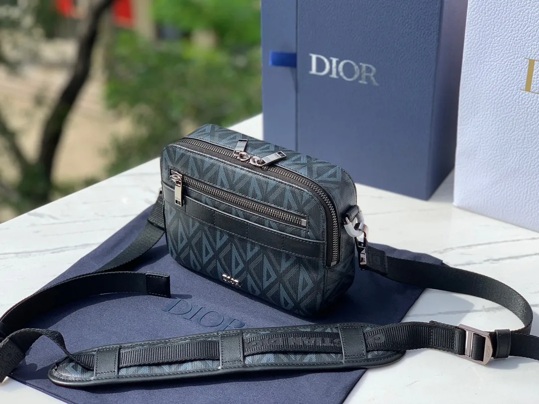 Top upgraded version 💰1400 Size: 17X12.5X5cm Dior 23 new Rider series men’s messenger bag, this Safari messenger bag is practical and compact, easy to carry every day. Carefully crafted from black CD Diamond pattern canvas, the fabric is lightweight, has good gloss, and has a diamond-like charming rhombus shape, with a distinctive visual three-dimensionality and fullness. The zipper compartment and front pocket can store various daily necessities. It is equipped with an adjustable Christian Dior shoulder strap, which can be carried on the shoulder or crossbody, and the upper body is comfortable!