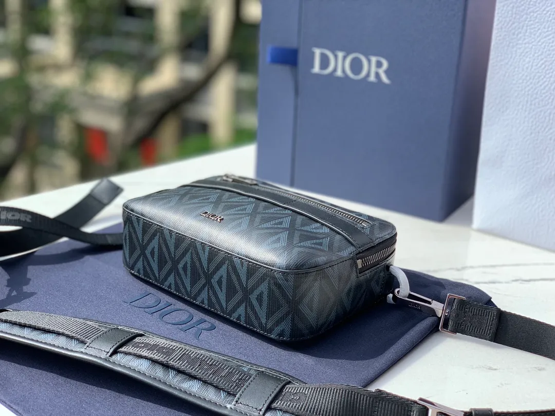 Top upgraded version 💰1400 Size: 17X12.5X5cm Dior 23 new Rider series men’s messenger bag, this Safari messenger bag is practical and compact, easy to carry every day. Carefully crafted from black CD Diamond pattern canvas, the fabric is lightweight, has good gloss, and has a diamond-like charming rhombus shape, with a distinctive visual three-dimensionality and fullness. The zipper compartment and front pocket can store various daily necessities. It is equipped with an adjustable Christian Dior shoulder strap, which can be carried on the shoulder or crossbody, and the upper body is comfortable!