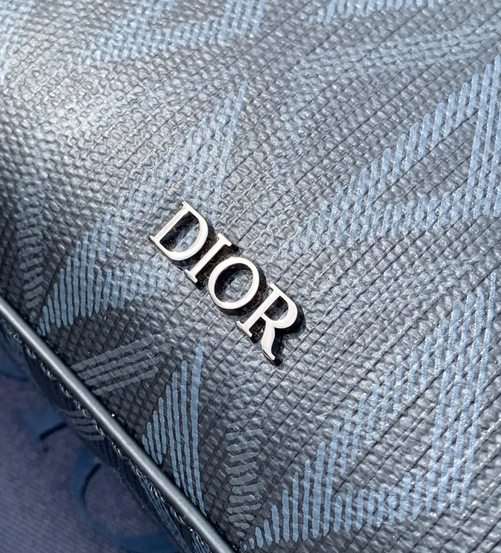 Top upgraded version 💰1400 Size: 17X12.5X5cm Dior 23 new Rider series men’s messenger bag, this Safari messenger bag is practical and compact, easy to carry every day. Carefully crafted from black CD Diamond pattern canvas, the fabric is lightweight, has good gloss, and has a diamond-like charming rhombus shape, with a distinctive visual three-dimensionality and fullness. The zipper compartment and front pocket can store various daily necessities. It is equipped with an adjustable Christian Dior shoulder strap, which can be carried on the shoulder or crossbody, and the upper body is comfortable!