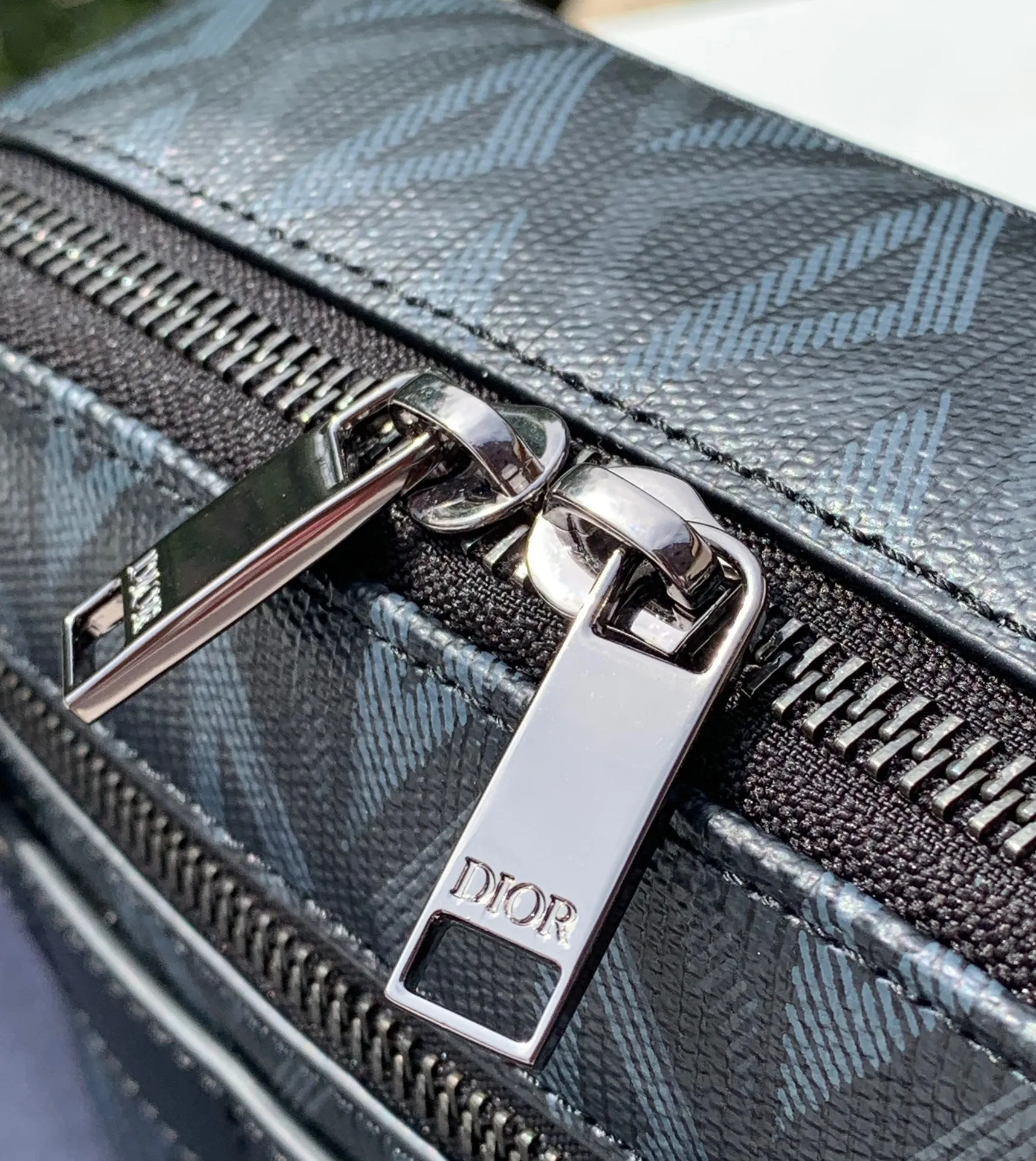 Top upgraded version 💰1400 Size: 17X12.5X5cm Dior 23 new Rider series men’s messenger bag, this Safari messenger bag is practical and compact, easy to carry every day. Carefully crafted from black CD Diamond pattern canvas, the fabric is lightweight, has good gloss, and has a diamond-like charming rhombus shape, with a distinctive visual three-dimensionality and fullness. The zipper compartment and front pocket can store various daily necessities. It is equipped with an adjustable Christian Dior shoulder strap, which can be carried on the shoulder or crossbody, and the upper body is comfortable!