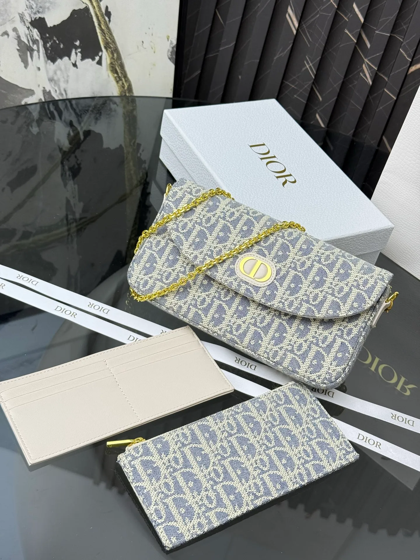 💰290💰New🎀🎀DIOR Dior’s latest crossbody bag for autumn and winter 2025. The shape of the 3-in-1 bag is so cute, it is small and exquisite. It is made of Obliaue presbyopic fabric and the iconic letters enhance the style. The 3-in-1 capacity can store various daily necessities and mobile phone card change. It can be beautiful when you go out every day. Size: 21.5*12*2cm No.: S4306 Color: gray, white, blue, maroon