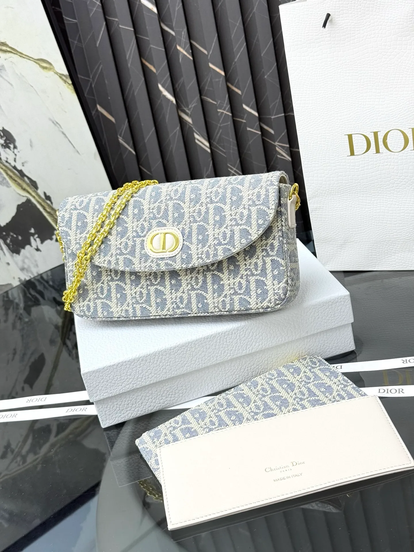 💰290💰New🎀🎀DIOR Dior’s latest crossbody bag for autumn and winter 2025. The shape of the 3-in-1 bag is so cute, it is small and exquisite. It is made of Obliaue presbyopic fabric and the iconic letters enhance the style. The 3-in-1 capacity can store various daily necessities and mobile phone card change. It can be beautiful when you go out every day. Size: 21.5*12*2cm No.: S4306 Color: gray, white, blue, maroon
