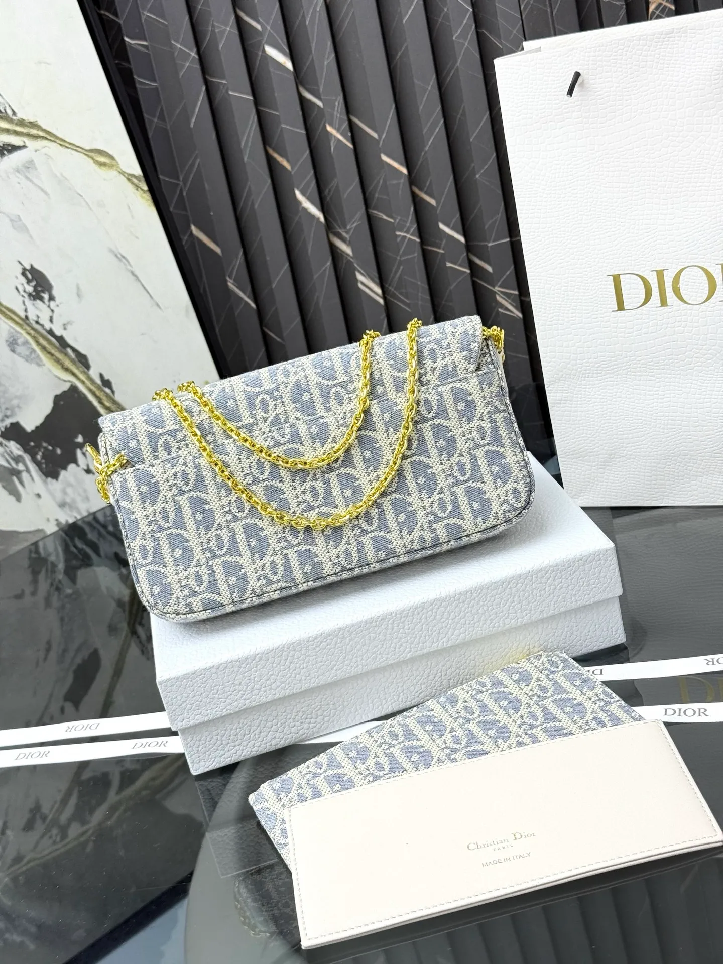 💰290💰New🎀🎀DIOR Dior’s latest crossbody bag for autumn and winter 2025. The shape of the 3-in-1 bag is so cute, it is small and exquisite. It is made of Obliaue presbyopic fabric and the iconic letters enhance the style. The 3-in-1 capacity can store various daily necessities and mobile phone card change. It can be beautiful when you go out every day. Size: 21.5*12*2cm No.: S4306 Color: gray, white, blue, maroon