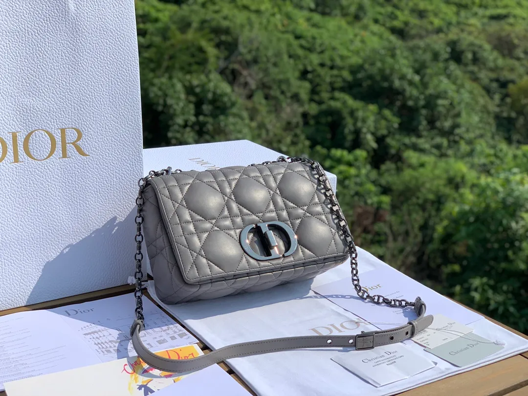 Top upgraded version 💰1900 Size 25-15-8cm [Gray gun buckle] Overseas channels, this year's Dior Caro is newer than the previous Caro. The check pattern is larger and the surface is padded. It uses fetal cowhide imported from Italy. It is soft and glutinous and super comfortable ~ a bit like sheepskin, but not as delicate as sheepskin and not easy to scratch. The previous gold chain has been replaced by gunmetal color, adding some retro and low-key feeling~
