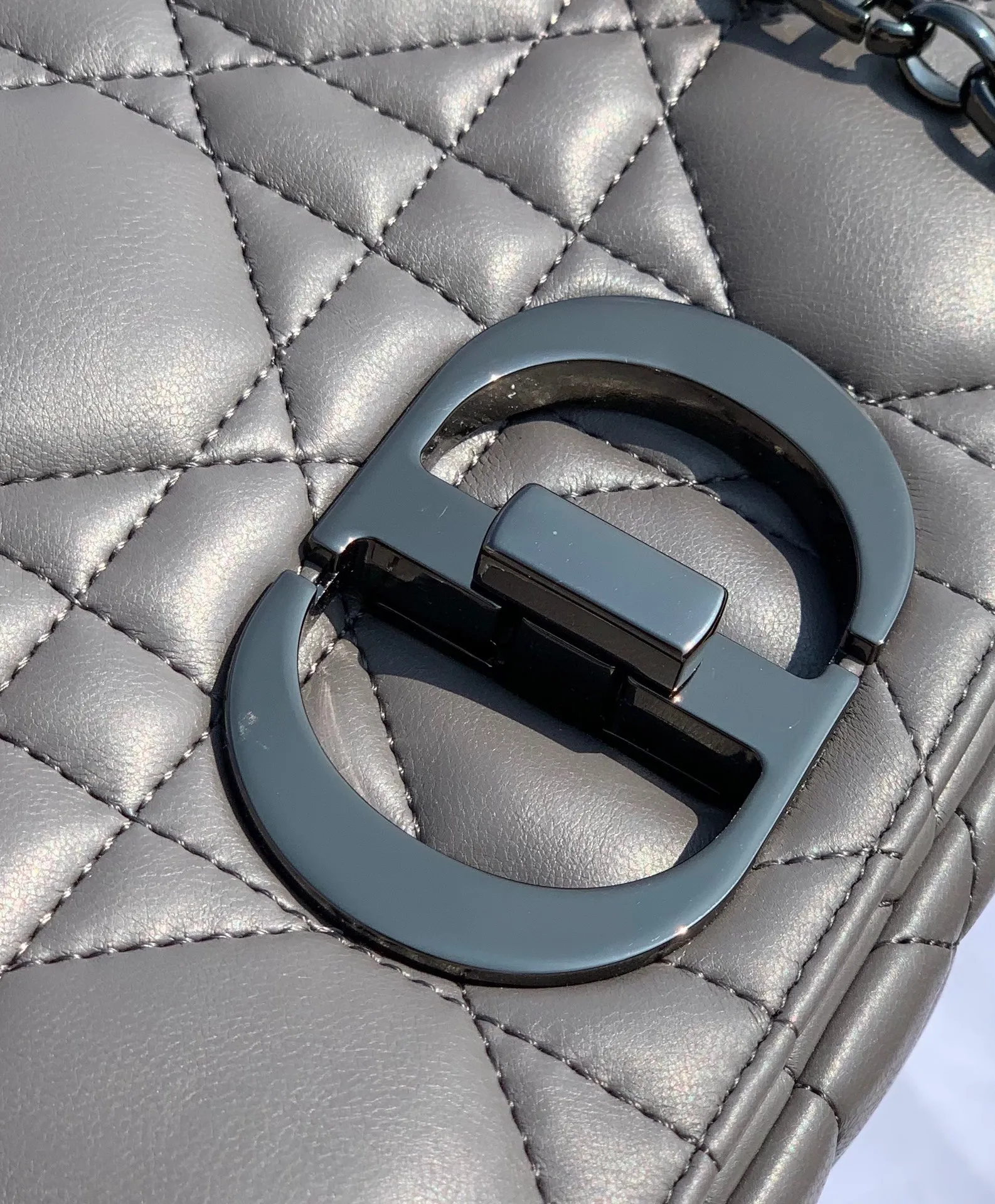 Top upgraded version 💰1900 Size 25-15-8cm [Gray gun buckle] Overseas channels, this year's Dior Caro is newer than the previous Caro. The check pattern is larger and the surface is padded. It uses fetal cowhide imported from Italy. It is soft and glutinous and super comfortable ~ a bit like sheepskin, but not as delicate as sheepskin and not easy to scratch. The previous gold chain has been replaced by gunmetal color, adding some retro and low-key feeling~