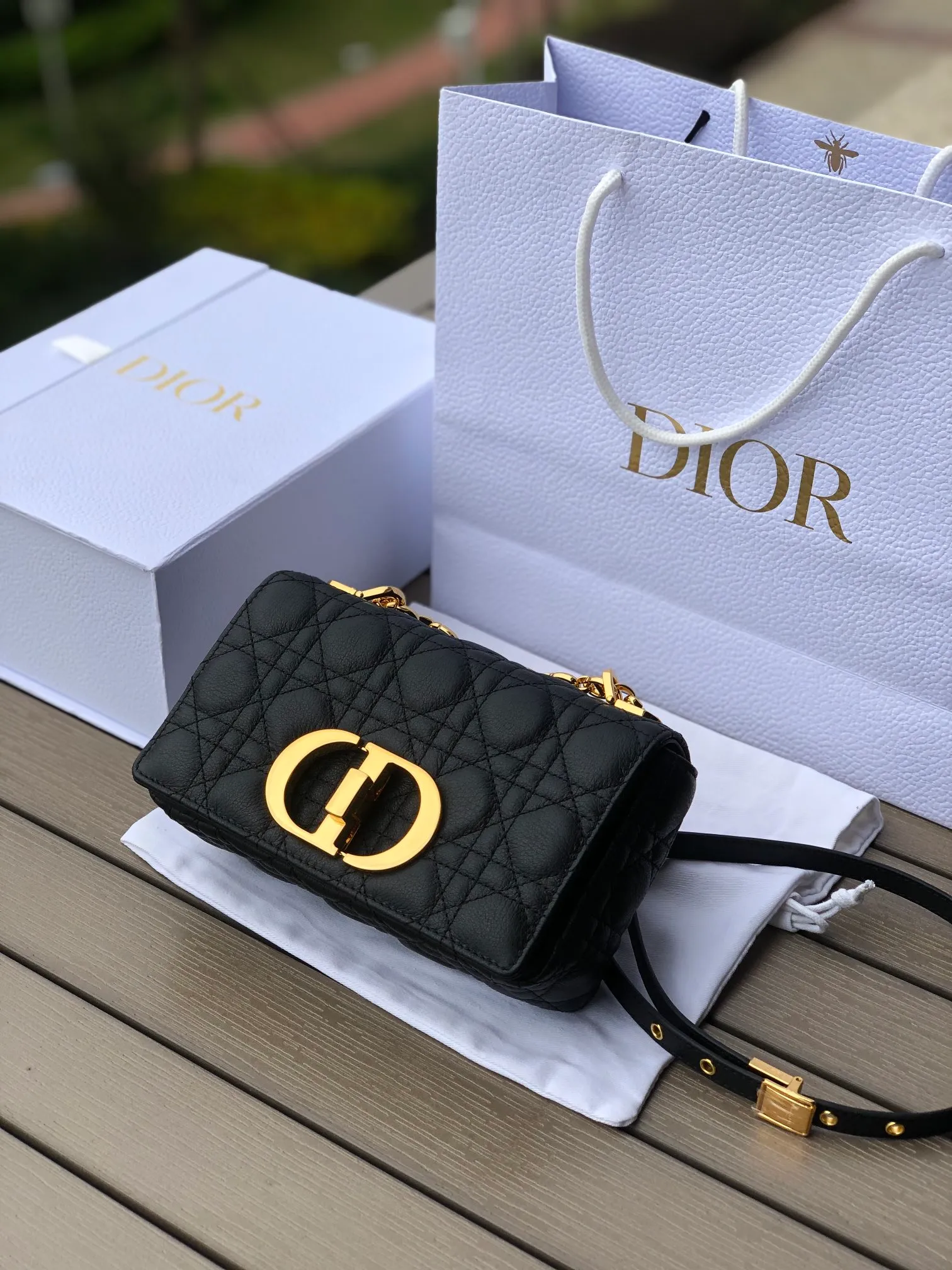 Top upgraded version💰1800 Size: 20×12×7cm Specially available from Dior overseas channel resources❗️This Dior caro handbag combines elegance and modern style. Crafted from supple cow leather with cannage pattern topstitching. The flip cover is decorated with a metal knob-style "CD" clasp with an antique gold finish, and is paired with a detachable "CD" logo chain shoulder strap, which can be carried by hand, shoulder or cross-body. It can be replaced with an embroidered wide shoulder strap to embellish daily looks or add a bright finishing touch to evening wear.
