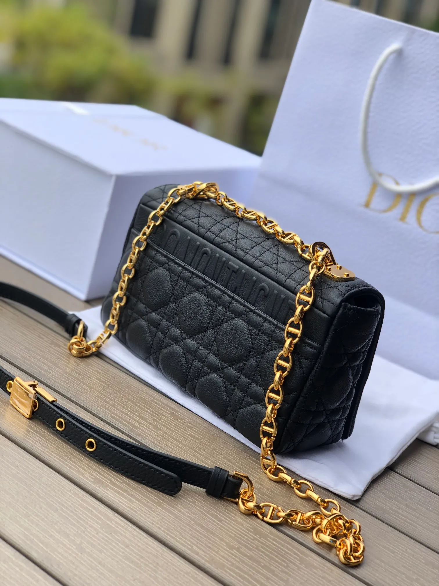Top upgraded version💰1800 Size: 20×12×7cm Specially available from Dior overseas channel resources❗️This Dior caro handbag combines elegance and modern style. Crafted from supple cow leather with cannage pattern topstitching. The flip cover is decorated with a metal knob-style "CD" clasp with an antique gold finish, and is paired with a detachable "CD" logo chain shoulder strap, which can be carried by hand, shoulder or cross-body. It can be replaced with an embroidered wide shoulder strap to embellish daily looks or add a bright finishing touch to evening wear.