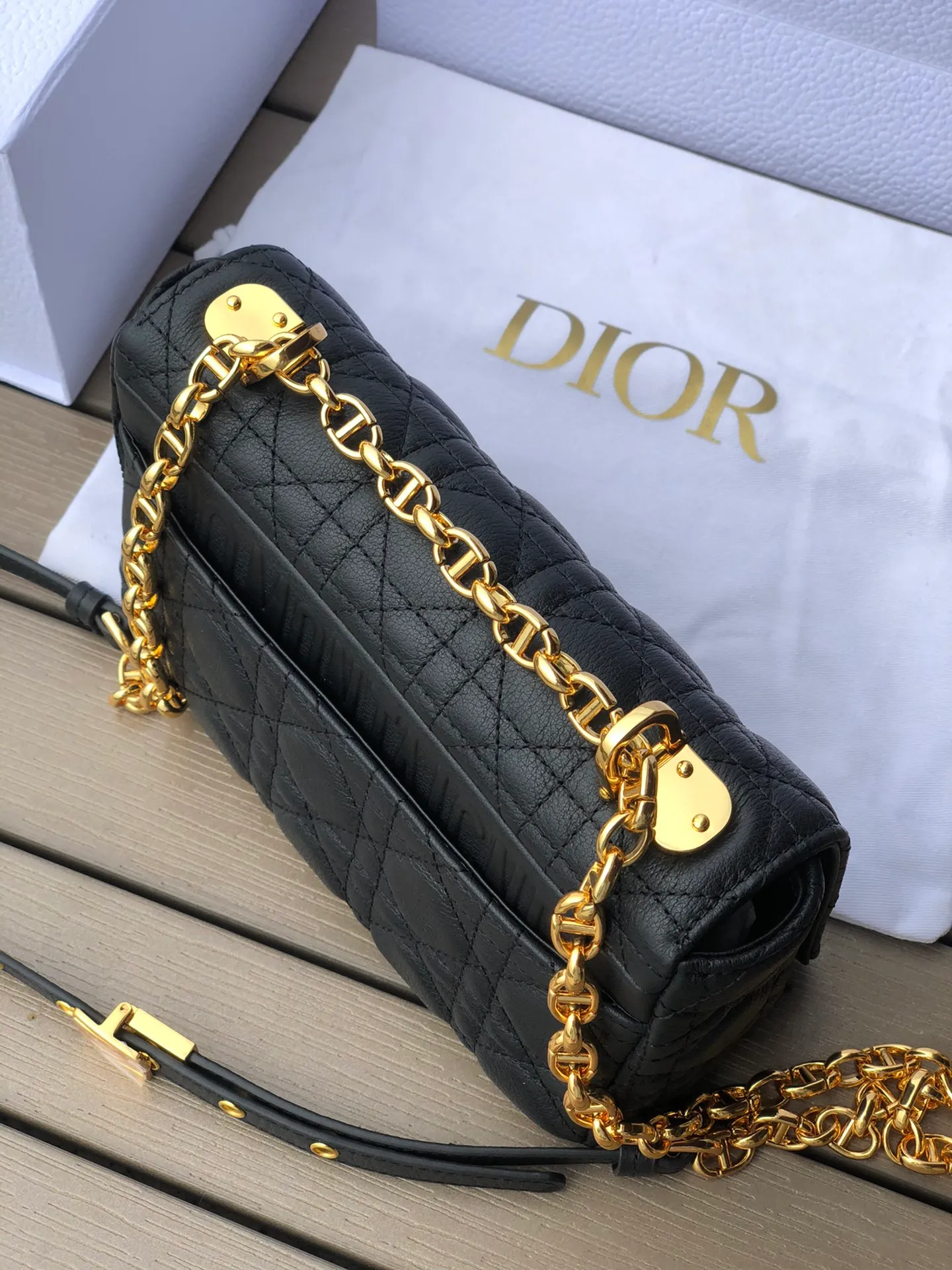 Top upgraded version💰1800 Size: 20×12×7cm Specially available from Dior overseas channel resources❗️This Dior caro handbag combines elegance and modern style. Crafted from supple cow leather with cannage pattern topstitching. The flip cover is decorated with a metal knob-style "CD" clasp with an antique gold finish, and is paired with a detachable "CD" logo chain shoulder strap, which can be carried by hand, shoulder or cross-body. It can be replaced with an embroidered wide shoulder strap to embellish daily looks or add a bright finishing touch to evening wear.
