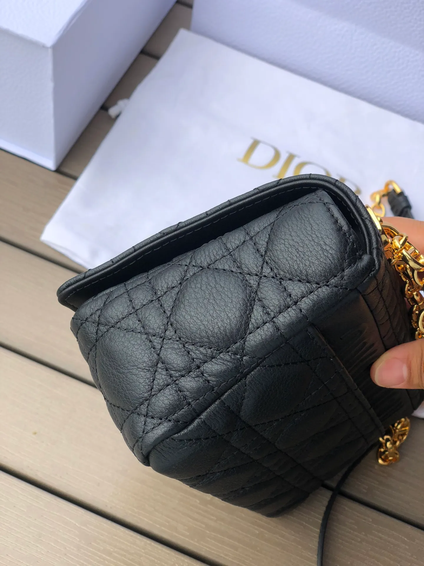 Top upgraded version💰1800 Size: 20×12×7cm Specially available from Dior overseas channel resources❗️This Dior caro handbag combines elegance and modern style. Crafted from supple cow leather with cannage pattern topstitching. The flip cover is decorated with a metal knob-style "CD" clasp with an antique gold finish, and is paired with a detachable "CD" logo chain shoulder strap, which can be carried by hand, shoulder or cross-body. It can be replaced with an embroidered wide shoulder strap to embellish daily looks or add a bright finishing touch to evening wear.